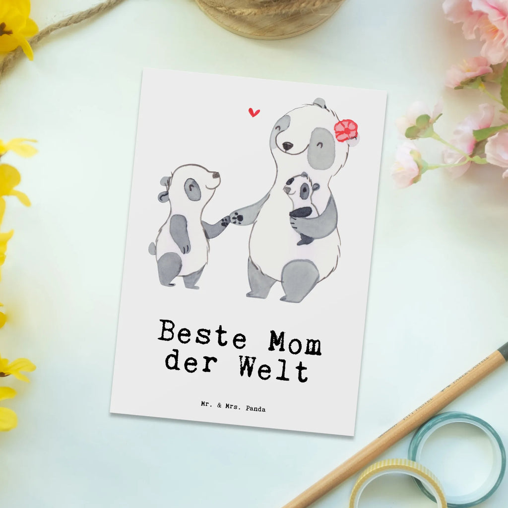 Postkarte Panda Beste Mom der Welt Kunstkarten, Designkarte, Grußkarte, Ansichtskarten, spruchkarte, Postkarten, einzelkarte, Fotokarte, Ansichtskarte, Postkarte, bildkarte, kunstkarte, Motivkarte, Geschenkidee, Geschenk, Schenken, Mitbringsel, Geburtstag, Geburtstagsgeschenk, für, Danke, Dankeschön, Bedanken, Freude machen, Geschenktipp, Sohn, Mutter, Tochter, Muttertag, Ma, Mami, Beste, Mommy, Supermama, Mom, Mutti, Mama, Beste Mama