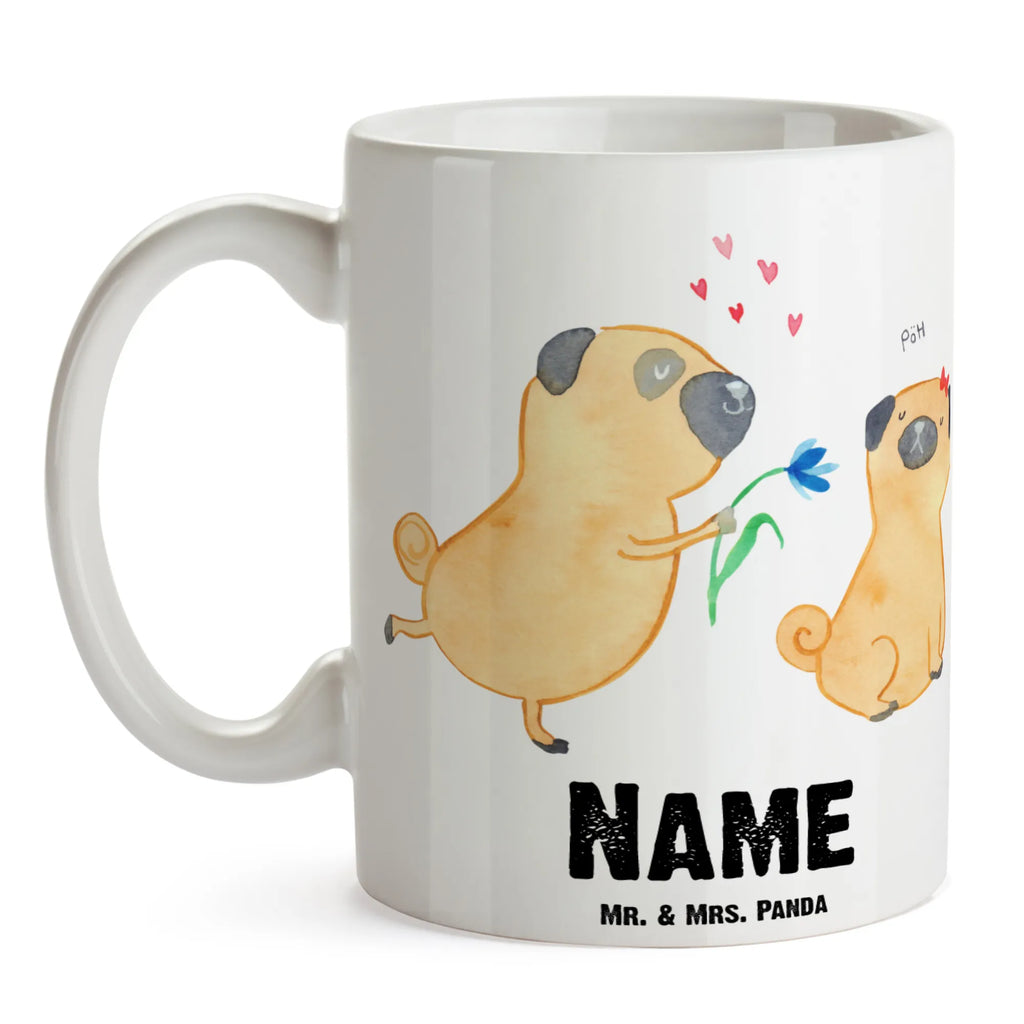 Personalisierte Tasse Mops verliebt Wunschname, Personalisiert, Drucken, Personalisierte Tasse, Tasse mit Namen, Namen, Tasse, Namenstasse, Sprüche, Hund, Hunderasse, Hundebesitzer, Hundemotiv, Haustier, Tierliebhaber, Liebesspruch. Verlobt, Hundeliebe, Geschenk Freund, Verliebt, Mops, Möpse, Partner, Liebe