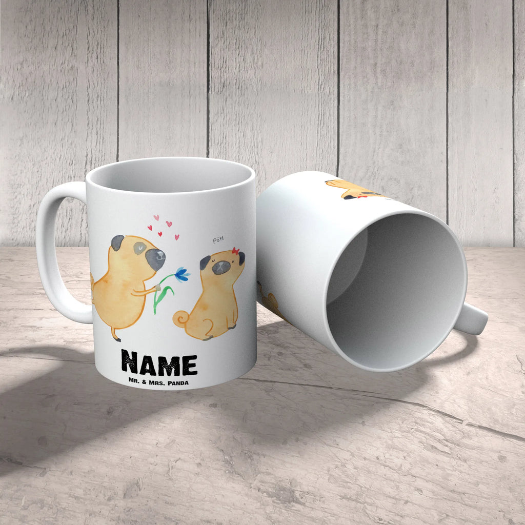 Personalisierte Tasse Mops verliebt Wunschname, Personalisiert, Drucken, Personalisierte Tasse, Tasse mit Namen, Namen, Tasse, Namenstasse, Sprüche, Hund, Hunderasse, Hundebesitzer, Hundemotiv, Haustier, Tierliebhaber, Liebesspruch. Verlobt, Hundeliebe, Geschenk Freund, Verliebt, Mops, Möpse, Partner, Liebe
