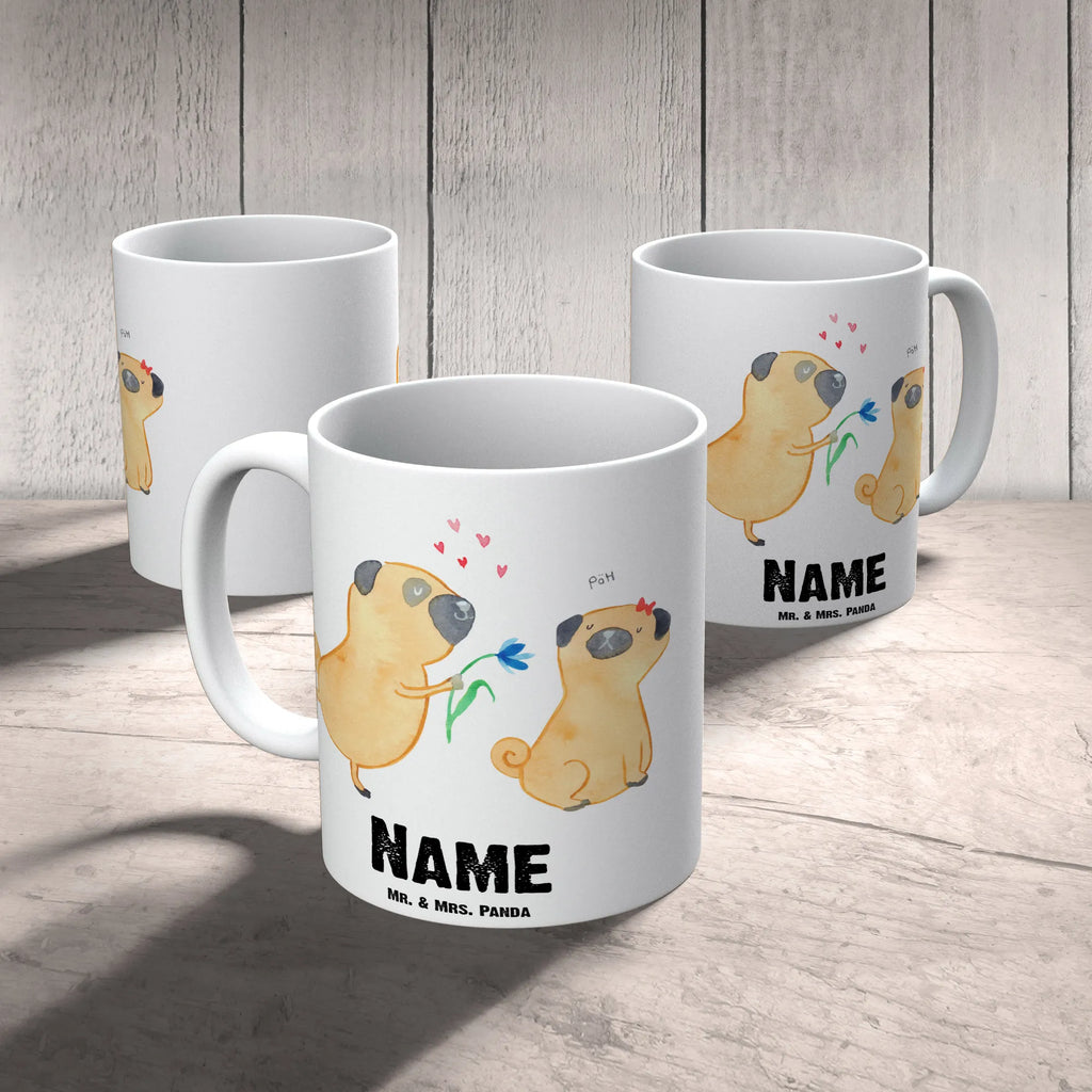Personalisierte Tasse Mops verliebt Wunschname, Personalisiert, Drucken, Personalisierte Tasse, Tasse mit Namen, Namen, Tasse, Namenstasse, Sprüche, Hund, Hunderasse, Hundebesitzer, Hundemotiv, Haustier, Tierliebhaber, Liebesspruch. Verlobt, Hundeliebe, Geschenk Freund, Verliebt, Mops, Möpse, Partner, Liebe