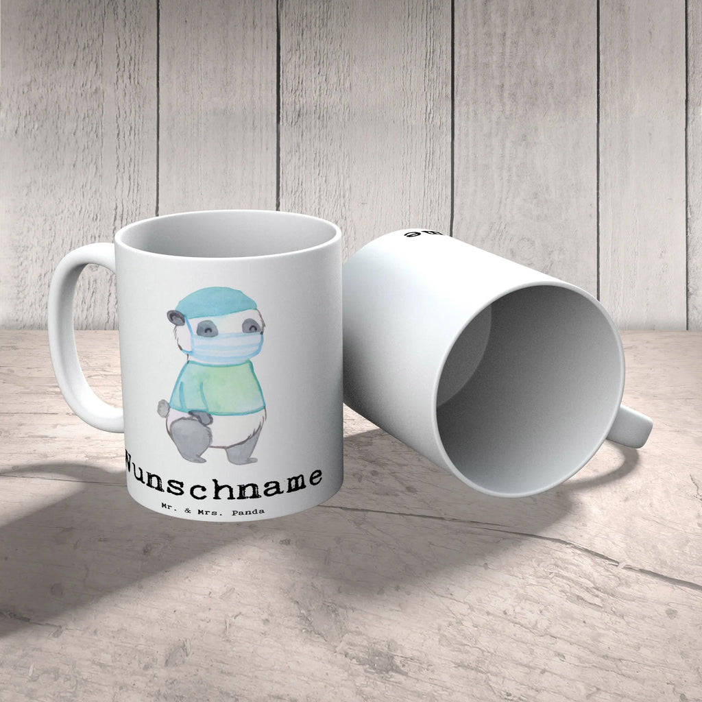 Personalisierte Tasse Chirurg mit Herz Tasse mit Namen, Wunschname, Tasse, Namenstasse, Drucken, Personalisierte Tasse, Namen, Personalisiert, Geschenk, Schenken, Jubiläum, Danke, Dankeschön, Beruf, Ausbildung, Abschied, Rente, Kollege, Kollegin, Arbeitskollege, Mitarbeiter, Firma, Krankenhaus, Unfallchirurg, Notfallchirurg, Chirurg, Mediziner, Arzt