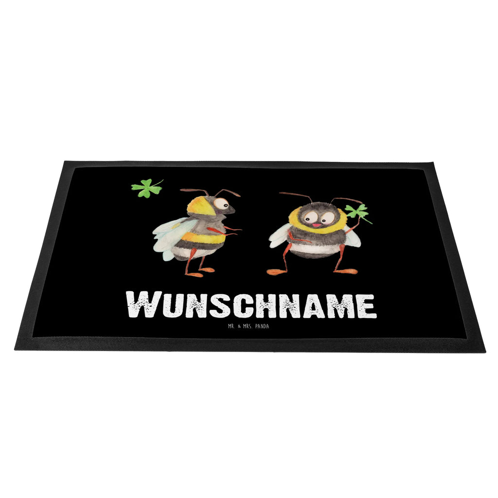 Personalisierte Fußmatte Hummeln mit Kleeblatt Türvorleger Personalisiert, Personalisierung, Bedrucken, Personalisierte Fußmatte, Fußmatte Bedrucken, Wunschnamen, Haustürmatte Personalisiert, Namensfussmatte, Fußmatte mit Namen, Personalisiert, Türvorleger mit Namen, Lustige Sprüche, Tiere, Tiermotive, Gute Laune, Spruch Positiv, Spruch schön, glücklich Werden, Biene, Hummel, glücklich sein, Biene Deko, Spruch Fröhlich