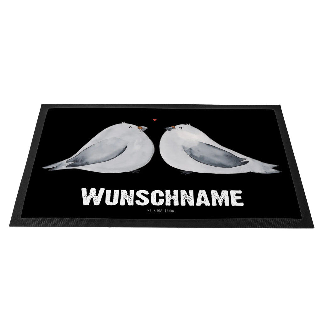 Personalisierte Fußmatte Turteltauben Liebe Personalisiert, Fußmatte bedrucken, Personalisieruung, Personalisierte Fußmatte, Wunschnamen, Namensfussmatte, Türvorleger mit Namen, Türvorleger personalisiert, Fußmatte mit Namen, Haustürmatte personalisiert, Bedrucken, Liebe, Partner, Freund, Freundin, Ehemann, Ehefrau, Heiraten, Verlobung, Heiratsantrag, Liebesgeschenk, Jahrestag, Hocheitstag, Verlobt, Geschenk Freund, Verliebt, Geschenk Hochzeit, Turteltauben, Turteltäubchen, Liebesbeweis, Geschenk Freundin, Tauben, Verheiratet, Hochzeitstag