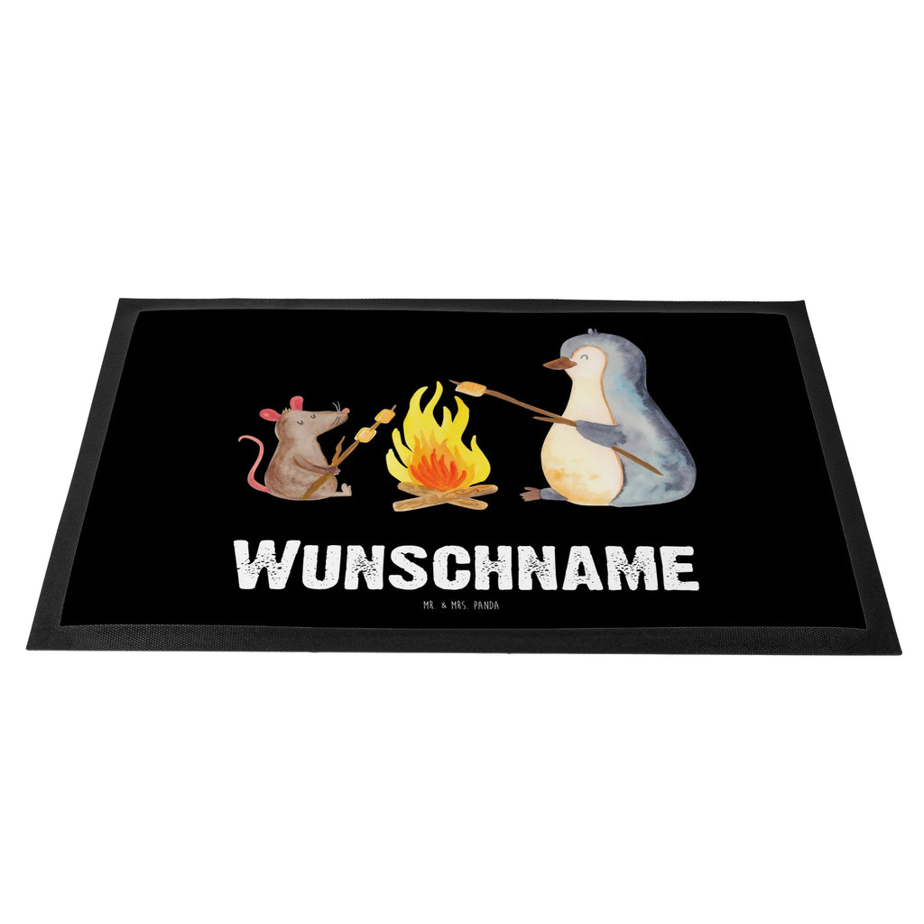 Personalisierte Fußmatte Pinguin Lagerfeuer Fußmatte mit Namen, Namensfussmatte, Bedrucken, Türvorleger mit Namen, Türvorleger personalisiert, Wunschnamen, Haustürmatte personalisiert, Personalisiert, Fußmatte bedrucken, Personalisierte Fußmatte, Personalisieruung, Pinguin, Büroalltag, grillen, Neustart, Job, Feuer, Marshmallows, Pinguine, Maus, Büro, Leben, Liebe, Lebensmotivation, Arbeit, Motivation, Lebensspruch, Lagerfeuer