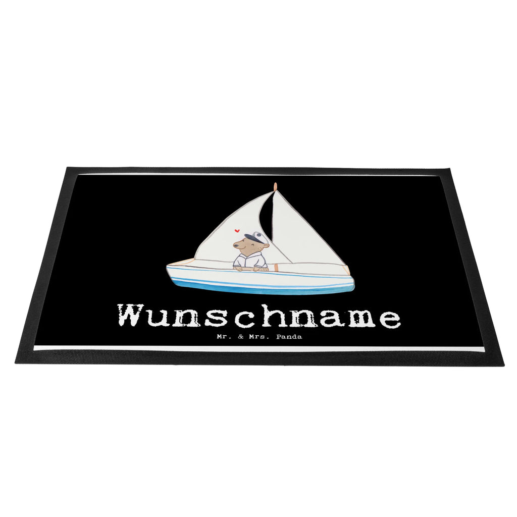 Personalisierte Fußmatte Bär Segeln Türvorleger mit Namen, Namensfussmatte, Haustürmatte personalisiert, Bedrucken, Personalisiert, Personalisierte Fußmatte, Wunschnamen, Fußmatte mit Namen, Fußmatte bedrucken, Personalisieruung, Türvorleger personalisiert, Geschenk, Sport, Sportart, Hobby, Schenken, Danke, Dankeschön, Auszeichnung, Gewinn, Sportler, Yachtclub, Segeltörn, segeln, Segelboot, Segelschule