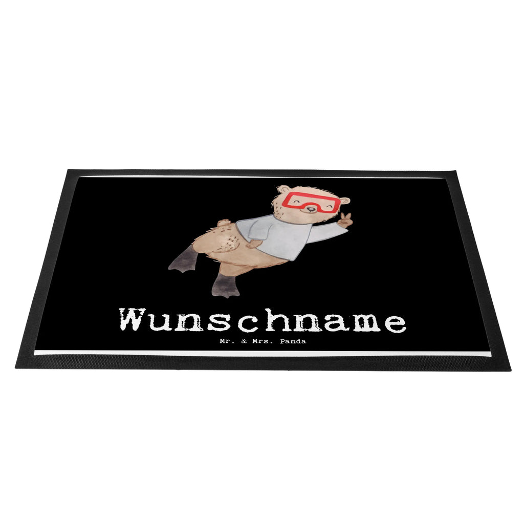 Personalisierte Fußmatte Bär Tauchen Türvorleger mit Namen, Fußmatte mit Namen, Bedrucken, Fußmatte bedrucken, Personalisiert, Türvorleger personalisiert, Personalisierte Fußmatte, Haustürmatte personalisiert, Wunschnamen, Namensfussmatte, Personalisieruung, Geschenk, Sport, Sportart, Hobby, Schenken, Danke, Dankeschön, Auszeichnung, Gewinn, Sportler, Dive, Tauchen, Tauchgang, Diving, Tauchschule, schnorcheln