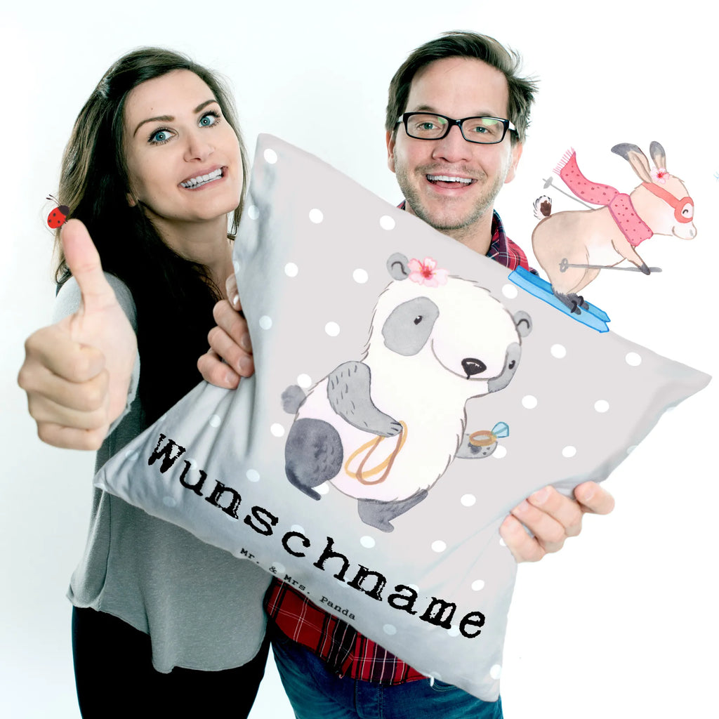 Personalisiertes Kissen Juwelierin mit Herz Kopfkissen, Name, Bedrucken, Wunschname, Personalisiert, Kissen, Geschenk, Schenken, Jubiläum, Danke, Dankeschön, Beruf, Ausbildung, Abschied, Rente, Kollege, Kollegin, Arbeitskollege, Mitarbeiter, Firma, Goldschmiedin, Schmuckgeschäft, Eröffnung, Schmuckwarenhändlerin, Juwelierin