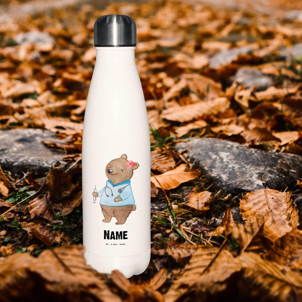 Personalisierte Thermosflasche Krankenpflegehelferin mit Herz Thermosflasche Mit Wunschtext, Kalthalteflasche Mit Wunschtext, Sommerflasche Mit Wunschtext, Moderne Thermosflasche Mit Text, Thermosflasche Für Kaffee Mit Wunschtext, Nachhaltige Thermosflasche Mit Gravur, Thermosflasche Für Büro Mit Wunschtext, Thermosflasche Herren Mit Wunschtext, Thermosflasche 500ml Mit Gravur, Thermosflasche 1 Liter Personalisiert, Thermosflasche 750ml Mit Namen, Thermosflasche Outdoor Mit Gravur, Flasche Für Kohlensäure Mit Gravur, Vakuumflasche Mit Namen, Thermosflasche Mit Trinkverschluss Und Namen, Edelstahlflasche Mit Wunschtext, Getränkeflasche Personalisiert, Thermosflasche Für Wasser Personalisiert, Thermosflasche Kinder Mit Namen, Auslaufsichere Thermosflasche Mit Wunschtext, Thermosflasche Damen Personalisiert, Thermoflasche Edelstahl Mit Gravur, Thermosflasche Für Schule Mit Gravur, Klassische Thermosflasche Mit Namen, Thermosflasche Reisen Mit Namen, Robuste Thermosflasche Personalisiert, Thermosflasche Mit Namen, Thermosflasche Für Sport Mit Namen, Thermosflasche Mit Drehverschluss Und Gravur, Doppelwandige Trinkflasche Mit Gravur, Isolierflasche Mit Gravur, Personalisierte Thermosflasche, Thermosflasche Wandern Mit Gravur, Thermoskanne Unterwegs Mit Namen, Thermosflasche Für Tee Mit Namen, Leichte Thermosflasche Mit Wunschtext, Umweltfreundliche Thermosflasche Mit Wunschtext, BPA-Freie Thermosflasche Mit Namen, Thermoflasche Personalisiert, Trinkflasche Isoliert Mit Namen, Spülmaschinenfeste Thermosflasche Mit Gravur, Warmhalteflasche Personalisiert, Geschenk, Schenken, Jubiläum, Danke, Dankeschön, Beruf, Ausbildung, Abschied, Rente, Kollege, Kollegin, Arbeitskollege, Mitarbeiter, Firma, Krankenpflegehelferin, Pflegehelferin, Pflegekraft