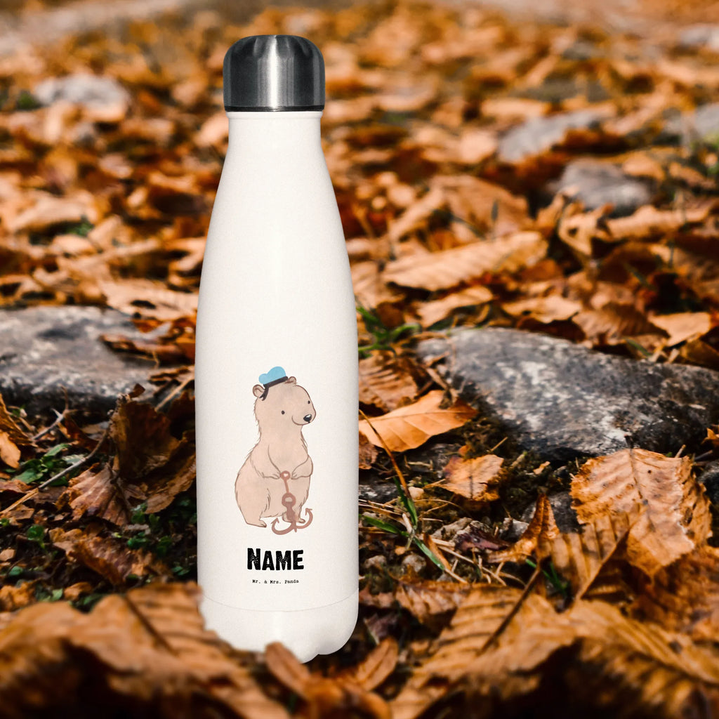 Personalisierte Thermosflasche Matrosin mit Herz Thermoflasche Edelstahl Mit Gravur, Kalthalteflasche Mit Wunschtext, BPA-Freie Thermosflasche Mit Namen, Thermosflasche Herren Mit Wunschtext, Thermosflasche Für Büro Mit Wunschtext, Warmhalteflasche Personalisiert, Vakuumflasche Mit Namen, Thermosflasche Wandern Mit Gravur, Robuste Thermosflasche Personalisiert, Flasche Für Kohlensäure Mit Gravur, Leichte Thermosflasche Mit Wunschtext, Thermosflasche Mit Drehverschluss Und Gravur, Thermosflasche Mit Wunschtext, Thermosflasche Reisen Mit Namen, Doppelwandige Trinkflasche Mit Gravur, Thermosflasche Mit Namen, Thermosflasche 500ml Mit Gravur, Spülmaschinenfeste Thermosflasche Mit Gravur, Thermosflasche Für Tee Mit Namen, Nachhaltige Thermosflasche Mit Gravur, Thermosflasche Damen Personalisiert, Thermosflasche Für Wasser Personalisiert, Isolierflasche Mit Gravur, Edelstahlflasche Mit Wunschtext, Thermosflasche Für Sport Mit Namen, Thermosflasche 750ml Mit Namen, Thermosflasche Outdoor Mit Gravur, Auslaufsichere Thermosflasche Mit Wunschtext, Thermoflasche Personalisiert, Thermosflasche Für Kaffee Mit Wunschtext, Thermosflasche Mit Trinkverschluss Und Namen, Thermosflasche Kinder Mit Namen, Trinkflasche Isoliert Mit Namen, Getränkeflasche Personalisiert, Moderne Thermosflasche Mit Text, Klassische Thermosflasche Mit Namen, Thermosflasche 1 Liter Personalisiert, Umweltfreundliche Thermosflasche Mit Wunschtext, Personalisierte Thermosflasche, Thermosflasche Für Schule Mit Gravur, Thermoskanne Unterwegs Mit Namen, Sommerflasche Mit Wunschtext, Beruf, Ausbildung, Jubiläum, Abschied, Rente, Kollege, Kollegin, Geschenk, Schenken, Arbeitskollege, Mitarbeiter, Firma, Danke, Dankeschön, Schiff, Matrosin, Schiffsmechanikerin, Seeleute