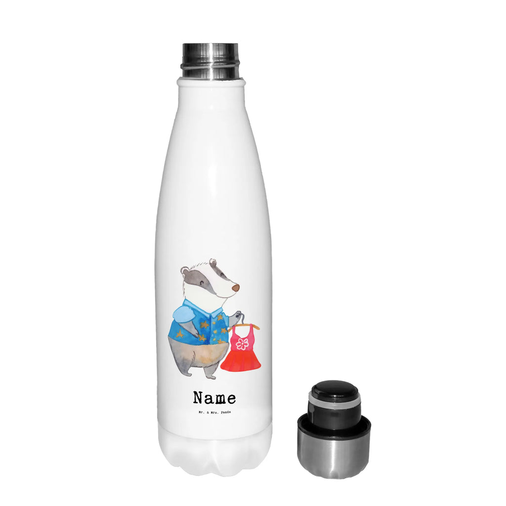 Personalisierte Thermosflasche Modeverkäuferin mit Herz Thermoflasche Edelstahl Mit Gravur, Thermosflasche Für Tee Mit Namen, Thermosflasche Für Kaffee Mit Wunschtext, Thermosflasche Für Schule Mit Gravur, Trinkflasche Isoliert Mit Namen, Nachhaltige Thermosflasche Mit Gravur, Thermosflasche Mit Trinkverschluss Und Namen, Thermosflasche Damen Personalisiert, Thermosflasche Mit Drehverschluss Und Gravur, Spülmaschinenfeste Thermosflasche Mit Gravur, Moderne Thermosflasche Mit Text, Thermosflasche Für Büro Mit Wunschtext, Thermosflasche 1 Liter Personalisiert, Edelstahlflasche Mit Wunschtext, Thermosflasche Für Sport Mit Namen, Doppelwandige Trinkflasche Mit Gravur, Thermosflasche Outdoor Mit Gravur, Robuste Thermosflasche Personalisiert, Thermosflasche 500ml Mit Gravur, Flasche Für Kohlensäure Mit Gravur, Thermosflasche 750ml Mit Namen, Vakuumflasche Mit Namen, Umweltfreundliche Thermosflasche Mit Wunschtext, Warmhalteflasche Personalisiert, BPA-Freie Thermosflasche Mit Namen, Thermosflasche Mit Wunschtext, Getränkeflasche Personalisiert, Thermoskanne Unterwegs Mit Namen, Thermosflasche Kinder Mit Namen, Auslaufsichere Thermosflasche Mit Wunschtext, Sommerflasche Mit Wunschtext, Kalthalteflasche Mit Wunschtext, Personalisierte Thermosflasche, Thermoflasche Personalisiert, Thermosflasche Für Wasser Personalisiert, Isolierflasche Mit Gravur, Thermosflasche Wandern Mit Gravur, Thermosflasche Reisen Mit Namen, Thermosflasche Mit Namen, Leichte Thermosflasche Mit Wunschtext, Klassische Thermosflasche Mit Namen, Thermosflasche Herren Mit Wunschtext, Geschenk, Schenken, Jubiläum, Danke, Dankeschön, Beruf, Ausbildung, Abschied, Rente, Kollege, Kollegin, Arbeitskollege, Mitarbeiter, Firma, Modeverkäuferin, Fashion Store, Verkäuferin