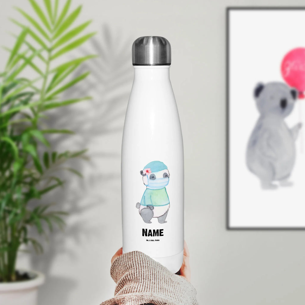 Personalisierte Thermosflasche Operationsassistentin mit Herz Flasche Für Kohlensäure Mit Gravur, Leichte Thermosflasche Mit Wunschtext, Thermosflasche Für Kaffee Mit Wunschtext, Thermosflasche Mit Trinkverschluss Und Namen, Thermosflasche 500ml Mit Gravur, Sommerflasche Mit Wunschtext, Edelstahlflasche Mit Wunschtext, BPA-Freie Thermosflasche Mit Namen, Thermosflasche Für Wasser Personalisiert, Nachhaltige Thermosflasche Mit Gravur, Spülmaschinenfeste Thermosflasche Mit Gravur, Thermosflasche Mit Drehverschluss Und Gravur, Klassische Thermosflasche Mit Namen, Thermosflasche Damen Personalisiert, Vakuumflasche Mit Namen, Thermosflasche Für Sport Mit Namen, Thermoskanne Unterwegs Mit Namen, Personalisierte Thermosflasche, Auslaufsichere Thermosflasche Mit Wunschtext, Thermosflasche Für Büro Mit Wunschtext, Thermosflasche 750ml Mit Namen, Warmhalteflasche Personalisiert, Trinkflasche Isoliert Mit Namen, Thermosflasche Für Tee Mit Namen, Thermosflasche Outdoor Mit Gravur, Thermosflasche Reisen Mit Namen, Thermosflasche Herren Mit Wunschtext, Thermosflasche Mit Wunschtext, Robuste Thermosflasche Personalisiert, Thermoflasche Edelstahl Mit Gravur, Kalthalteflasche Mit Wunschtext, Doppelwandige Trinkflasche Mit Gravur, Moderne Thermosflasche Mit Text, Thermoflasche Personalisiert, Thermosflasche Für Schule Mit Gravur, Thermosflasche Wandern Mit Gravur, Thermosflasche Mit Namen, Thermosflasche 1 Liter Personalisiert, Getränkeflasche Personalisiert, Thermosflasche Kinder Mit Namen, Isolierflasche Mit Gravur, Umweltfreundliche Thermosflasche Mit Wunschtext, Beruf, Ausbildung, Jubiläum, Abschied, Rente, Kollege, Kollegin, Geschenk, Schenken, Arbeitskollege, Mitarbeiter, Firma, Danke, Dankeschön, Operationstechnische Assistentin, Operationsassistenz, OP Assistentin, OTA, Operationsassistentin