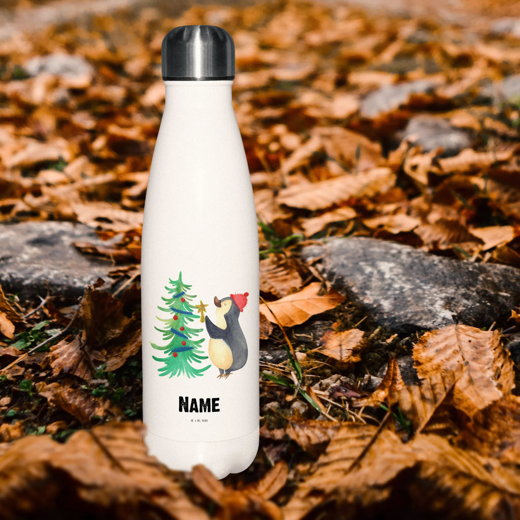 Personalisierte Thermosflasche Pinguin Weihnachtsbaum Sommerflasche Mit Wunschtext, Thermosflasche 750ml Mit Namen, Thermosflasche 1 Liter Personalisiert, Thermosflasche Für Sport Mit Namen, Thermosflasche Für Büro Mit Wunschtext, Thermosflasche Für Tee Mit Namen, Leichte Thermosflasche Mit Wunschtext, Thermosflasche Damen Personalisiert, Thermosflasche Outdoor Mit Gravur, Doppelwandige Trinkflasche Mit Gravur, Thermoflasche Personalisiert, Thermosflasche Mit Drehverschluss Und Gravur, Thermosflasche Für Kaffee Mit Wunschtext, Warmhalteflasche Personalisiert, Spülmaschinenfeste Thermosflasche Mit Gravur, Flasche Für Kohlensäure Mit Gravur, Thermoskanne Unterwegs Mit Namen, Thermosflasche Mit Namen, Klassische Thermosflasche Mit Namen, Personalisierte Thermosflasche, Getränkeflasche Personalisiert, Thermosflasche Kinder Mit Namen, Trinkflasche Isoliert Mit Namen, Thermosflasche Für Wasser Personalisiert, Thermosflasche 500ml Mit Gravur, Umweltfreundliche Thermosflasche Mit Wunschtext, Vakuumflasche Mit Namen, Auslaufsichere Thermosflasche Mit Wunschtext, Thermoflasche Edelstahl Mit Gravur, Moderne Thermosflasche Mit Text, Thermosflasche Reisen Mit Namen, Thermosflasche Mit Wunschtext, Thermosflasche Mit Trinkverschluss Und Namen, Robuste Thermosflasche Personalisiert, Thermosflasche Für Schule Mit Gravur, BPA-Freie Thermosflasche Mit Namen, Thermosflasche Herren Mit Wunschtext, Nachhaltige Thermosflasche Mit Gravur, Edelstahlflasche Mit Wunschtext, Isolierflasche Mit Gravur, Kalthalteflasche Mit Wunschtext, Thermosflasche Wandern Mit Gravur, Winter, Weihnachten, Weihnachtsdeko, Nikolaus, Advent, Heiligabend, Wintermotiv, Pinguin