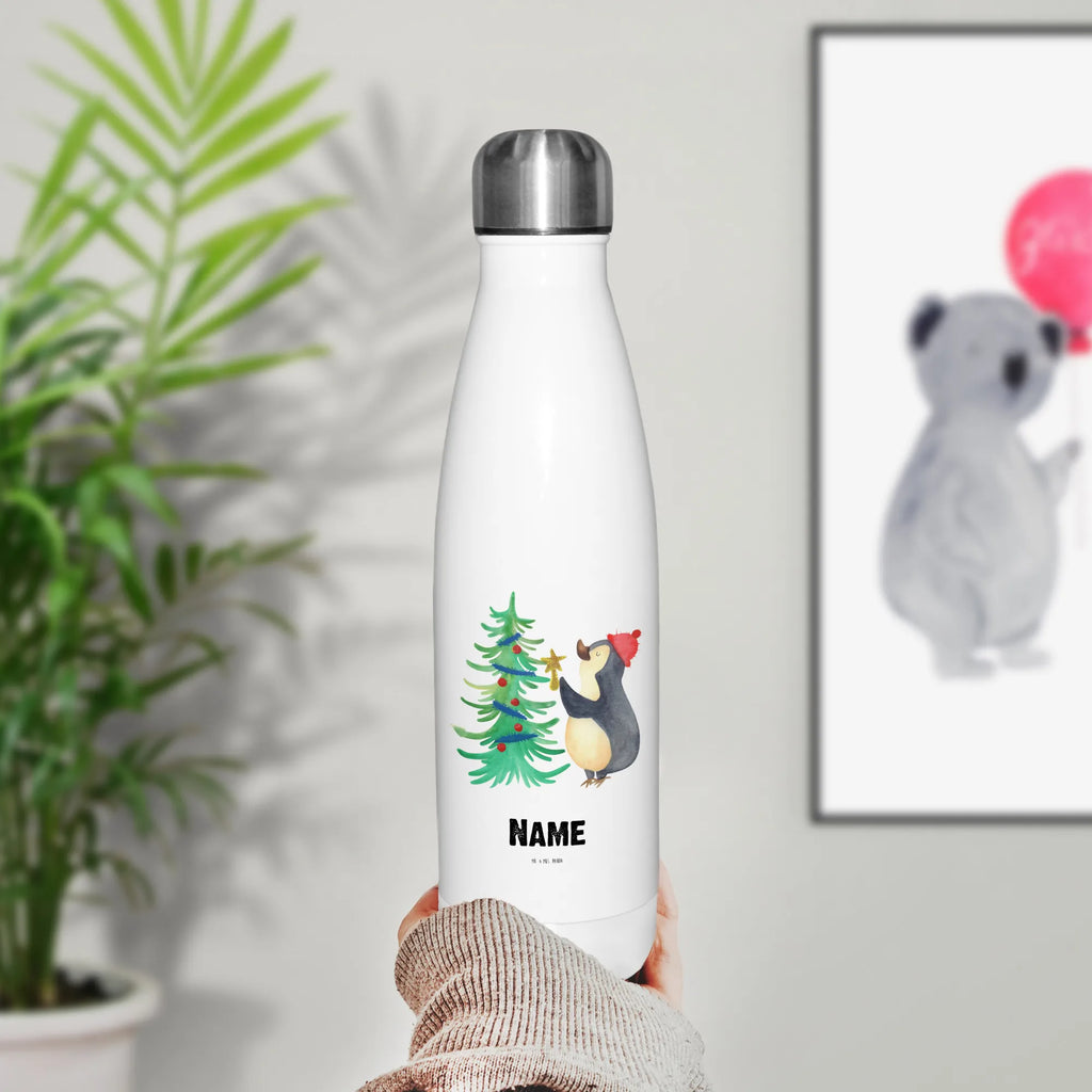 Personalisierte Thermosflasche Pinguin Weihnachtsbaum Sommerflasche Mit Wunschtext, Thermosflasche 750ml Mit Namen, Thermosflasche 1 Liter Personalisiert, Thermosflasche Für Sport Mit Namen, Thermosflasche Für Büro Mit Wunschtext, Thermosflasche Für Tee Mit Namen, Leichte Thermosflasche Mit Wunschtext, Thermosflasche Damen Personalisiert, Thermosflasche Outdoor Mit Gravur, Doppelwandige Trinkflasche Mit Gravur, Thermoflasche Personalisiert, Thermosflasche Mit Drehverschluss Und Gravur, Thermosflasche Für Kaffee Mit Wunschtext, Warmhalteflasche Personalisiert, Spülmaschinenfeste Thermosflasche Mit Gravur, Flasche Für Kohlensäure Mit Gravur, Thermoskanne Unterwegs Mit Namen, Thermosflasche Mit Namen, Klassische Thermosflasche Mit Namen, Personalisierte Thermosflasche, Getränkeflasche Personalisiert, Thermosflasche Kinder Mit Namen, Trinkflasche Isoliert Mit Namen, Thermosflasche Für Wasser Personalisiert, Thermosflasche 500ml Mit Gravur, Umweltfreundliche Thermosflasche Mit Wunschtext, Vakuumflasche Mit Namen, Auslaufsichere Thermosflasche Mit Wunschtext, Thermoflasche Edelstahl Mit Gravur, Moderne Thermosflasche Mit Text, Thermosflasche Reisen Mit Namen, Thermosflasche Mit Wunschtext, Thermosflasche Mit Trinkverschluss Und Namen, Robuste Thermosflasche Personalisiert, Thermosflasche Für Schule Mit Gravur, BPA-Freie Thermosflasche Mit Namen, Thermosflasche Herren Mit Wunschtext, Nachhaltige Thermosflasche Mit Gravur, Edelstahlflasche Mit Wunschtext, Isolierflasche Mit Gravur, Kalthalteflasche Mit Wunschtext, Thermosflasche Wandern Mit Gravur, Winter, Weihnachten, Weihnachtsdeko, Nikolaus, Advent, Heiligabend, Wintermotiv, Pinguin