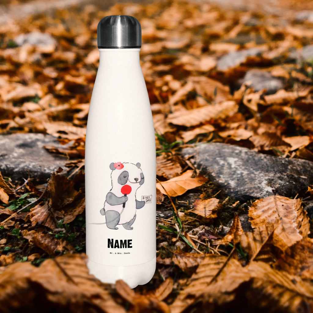 Personalisierte Thermosflasche Sportjournalistin mit Herz Thermosflasche Für Büro Mit Wunschtext, Sommerflasche Mit Wunschtext, Thermosflasche 750ml Mit Namen, Thermosflasche Für Tee Mit Namen, Umweltfreundliche Thermosflasche Mit Wunschtext, Thermosflasche Reisen Mit Namen, Flasche Für Kohlensäure Mit Gravur, Personalisierte Thermosflasche, Thermosflasche Für Schule Mit Gravur, Thermosflasche Herren Mit Wunschtext, Robuste Thermosflasche Personalisiert, Vakuumflasche Mit Namen, Thermosflasche Mit Wunschtext, Thermosflasche Mit Drehverschluss Und Gravur, Thermosflasche Mit Trinkverschluss Und Namen, Thermosflasche 500ml Mit Gravur, Thermosflasche Für Sport Mit Namen, Kalthalteflasche Mit Wunschtext, Moderne Thermosflasche Mit Text, Thermosflasche 1 Liter Personalisiert, Warmhalteflasche Personalisiert, Thermoskanne Unterwegs Mit Namen, Thermoflasche Personalisiert, Thermoflasche Edelstahl Mit Gravur, Doppelwandige Trinkflasche Mit Gravur, Thermosflasche Mit Namen, Thermosflasche Für Kaffee Mit Wunschtext, Thermosflasche Für Wasser Personalisiert, BPA-Freie Thermosflasche Mit Namen, Spülmaschinenfeste Thermosflasche Mit Gravur, Klassische Thermosflasche Mit Namen, Getränkeflasche Personalisiert, Isolierflasche Mit Gravur, Nachhaltige Thermosflasche Mit Gravur, Auslaufsichere Thermosflasche Mit Wunschtext, Thermosflasche Outdoor Mit Gravur, Thermosflasche Wandern Mit Gravur, Trinkflasche Isoliert Mit Namen, Edelstahlflasche Mit Wunschtext, Thermosflasche Damen Personalisiert, Thermosflasche Kinder Mit Namen, Leichte Thermosflasche Mit Wunschtext, Beruf, Ausbildung, Jubiläum, Abschied, Rente, Kollege, Kollegin, Geschenk, Schenken, Arbeitskollege, Mitarbeiter, Firma, Danke, Dankeschön, Journalistin, Pressebüro, Redakteurin, Sportjournalistin, Reporterin, Studium