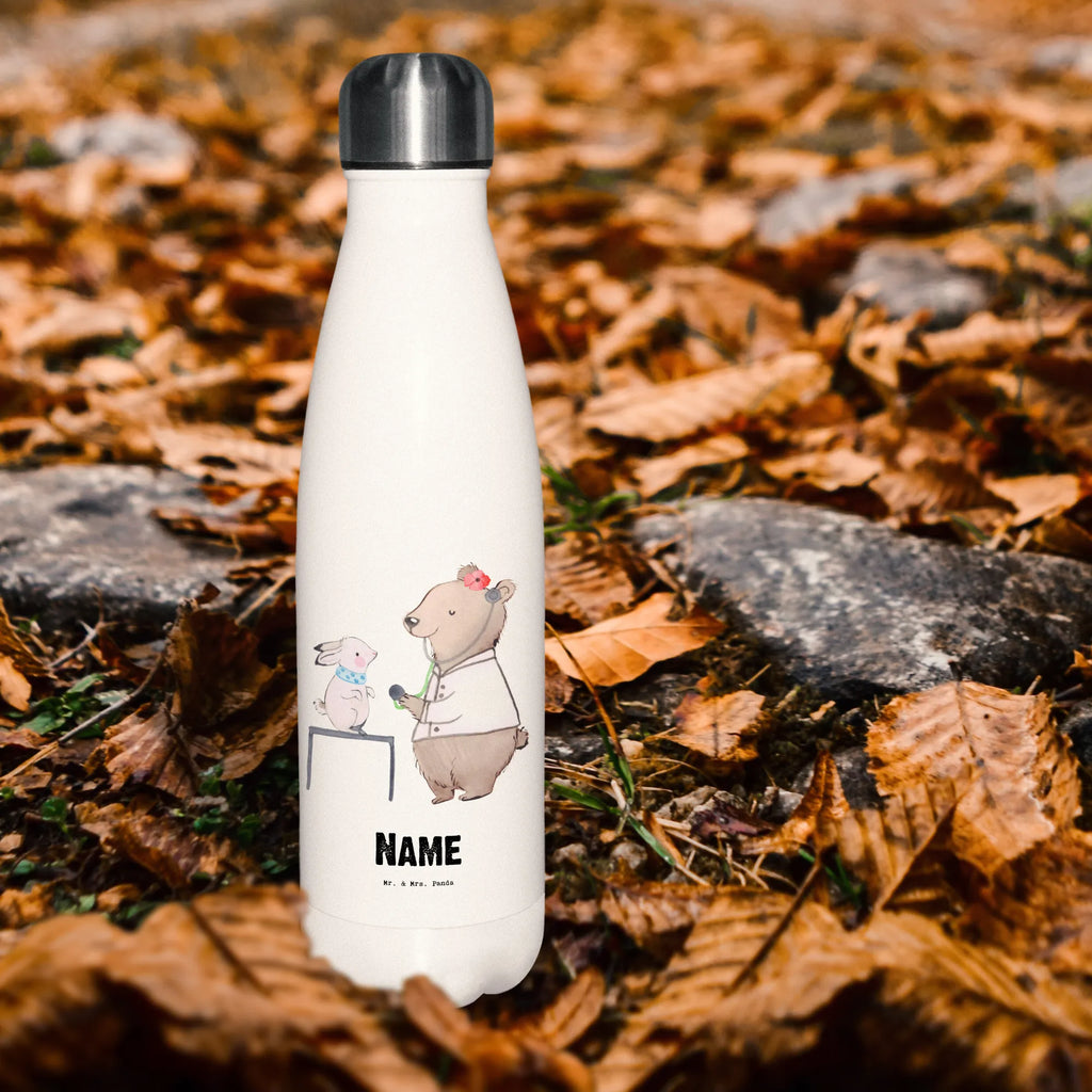 Personalisierte Thermosflasche Tierheilpraktikerin mit Herz Doppelwandige Trinkflasche Mit Gravur, Vakuumflasche Mit Namen, BPA-Freie Thermosflasche Mit Namen, Thermosflasche Reisen Mit Namen, Thermosflasche Mit Namen, Sommerflasche Mit Wunschtext, Trinkflasche Isoliert Mit Namen, Thermosflasche Für Büro Mit Wunschtext, Flasche Für Kohlensäure Mit Gravur, Nachhaltige Thermosflasche Mit Gravur, Thermosflasche Mit Wunschtext, Thermosflasche Für Tee Mit Namen, Thermosflasche Mit Trinkverschluss Und Namen, Auslaufsichere Thermosflasche Mit Wunschtext, Thermosflasche Kinder Mit Namen, Thermosflasche Wandern Mit Gravur, Spülmaschinenfeste Thermosflasche Mit Gravur, Isolierflasche Mit Gravur, Thermosflasche Für Kaffee Mit Wunschtext, Edelstahlflasche Mit Wunschtext, Thermoflasche Personalisiert, Klassische Thermosflasche Mit Namen, Umweltfreundliche Thermosflasche Mit Wunschtext, Thermosflasche Mit Drehverschluss Und Gravur, Thermosflasche Für Wasser Personalisiert, Personalisierte Thermosflasche, Moderne Thermosflasche Mit Text, Thermoskanne Unterwegs Mit Namen, Thermosflasche Für Sport Mit Namen, Thermosflasche Damen Personalisiert, Thermosflasche Outdoor Mit Gravur, Leichte Thermosflasche Mit Wunschtext, Thermosflasche 500ml Mit Gravur, Robuste Thermosflasche Personalisiert, Warmhalteflasche Personalisiert, Thermosflasche 750ml Mit Namen, Kalthalteflasche Mit Wunschtext, Thermoflasche Edelstahl Mit Gravur, Thermosflasche 1 Liter Personalisiert, Thermosflasche Für Schule Mit Gravur, Getränkeflasche Personalisiert, Thermosflasche Herren Mit Wunschtext, Beruf, Ausbildung, Jubiläum, Abschied, Rente, Kollege, Kollegin, Geschenk, Schenken, Arbeitskollege, Mitarbeiter, Firma, Danke, Dankeschön