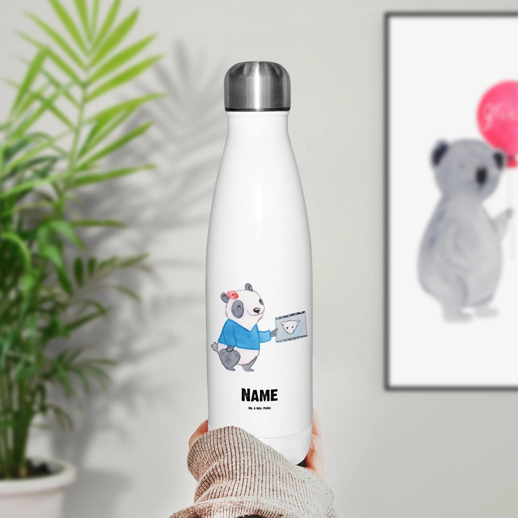 Personalisierte Thermosflasche Radiologie Assistentin mit Herz Thermosflasche Kinder Mit Namen, Thermosflasche Für Schule Mit Gravur, Spülmaschinenfeste Thermosflasche Mit Gravur, Thermosflasche Für Tee Mit Namen, Sommerflasche Mit Wunschtext, Thermosflasche 500ml Mit Gravur, Thermosflasche Mit Drehverschluss Und Gravur, Thermoflasche Personalisiert, Umweltfreundliche Thermosflasche Mit Wunschtext, Thermosflasche 1 Liter Personalisiert, Flasche Für Kohlensäure Mit Gravur, BPA-Freie Thermosflasche Mit Namen, Thermosflasche Outdoor Mit Gravur, Auslaufsichere Thermosflasche Mit Wunschtext, Isolierflasche Mit Gravur, Thermosflasche Für Wasser Personalisiert, Thermosflasche Wandern Mit Gravur, Thermosflasche Für Sport Mit Namen, Kalthalteflasche Mit Wunschtext, Thermosflasche Mit Wunschtext, Thermosflasche Mit Trinkverschluss Und Namen, Thermosflasche Herren Mit Wunschtext, Personalisierte Thermosflasche, Thermosflasche Für Kaffee Mit Wunschtext, Thermosflasche Für Büro Mit Wunschtext, Thermosflasche Reisen Mit Namen, Nachhaltige Thermosflasche Mit Gravur, Edelstahlflasche Mit Wunschtext, Warmhalteflasche Personalisiert, Thermosflasche Mit Namen, Trinkflasche Isoliert Mit Namen, Getränkeflasche Personalisiert, Vakuumflasche Mit Namen, Klassische Thermosflasche Mit Namen, Thermoflasche Edelstahl Mit Gravur, Moderne Thermosflasche Mit Text, Leichte Thermosflasche Mit Wunschtext, Thermosflasche 750ml Mit Namen, Robuste Thermosflasche Personalisiert, Doppelwandige Trinkflasche Mit Gravur, Thermosflasche Damen Personalisiert, Thermoskanne Unterwegs Mit Namen, Beruf, Ausbildung, Jubiläum, Abschied, Rente, Kollege, Kollegin, Geschenk, Schenken, Arbeitskollege, Mitarbeiter, Firma, Danke, Dankeschön