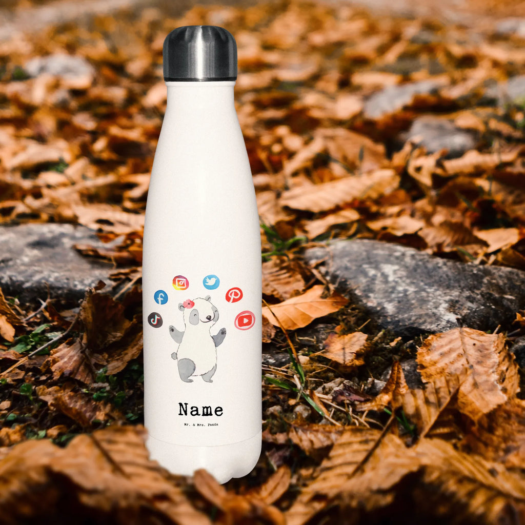 Personalisierte Thermosflasche Kauffrau für Spedition und Logistikdienstleistung mit Herz Thermoskanne Unterwegs Mit Namen, Isolierflasche Mit Gravur, Thermoflasche Personalisiert, Nachhaltige Thermosflasche Mit Gravur, Vakuumflasche Mit Namen, Doppelwandige Trinkflasche Mit Gravur, Thermosflasche Kinder Mit Namen, Umweltfreundliche Thermosflasche Mit Wunschtext, BPA-Freie Thermosflasche Mit Namen, Thermosflasche Für Schule Mit Gravur, Moderne Thermosflasche Mit Text, Getränkeflasche Personalisiert, Trinkflasche Isoliert Mit Namen, Thermosflasche Mit Drehverschluss Und Gravur, Klassische Thermosflasche Mit Namen, Thermosflasche Mit Namen, Thermosflasche Mit Trinkverschluss Und Namen, Thermosflasche 500ml Mit Gravur, Edelstahlflasche Mit Wunschtext, Thermosflasche Wandern Mit Gravur, Thermosflasche 1 Liter Personalisiert, Thermosflasche Für Büro Mit Wunschtext, Flasche Für Kohlensäure Mit Gravur, Spülmaschinenfeste Thermosflasche Mit Gravur, Robuste Thermosflasche Personalisiert, Personalisierte Thermosflasche, Warmhalteflasche Personalisiert, Thermosflasche Mit Wunschtext, Thermosflasche Für Kaffee Mit Wunschtext, Thermosflasche Für Sport Mit Namen, Thermosflasche Herren Mit Wunschtext, Thermosflasche Für Wasser Personalisiert, Thermosflasche Reisen Mit Namen, Leichte Thermosflasche Mit Wunschtext, Thermosflasche Für Tee Mit Namen, Auslaufsichere Thermosflasche Mit Wunschtext, Sommerflasche Mit Wunschtext, Thermosflasche 750ml Mit Namen, Thermosflasche Outdoor Mit Gravur, Thermosflasche Damen Personalisiert, Kalthalteflasche Mit Wunschtext, Thermoflasche Edelstahl Mit Gravur, Beruf, Ausbildung, Jubiläum, Abschied, Rente, Kollege, Kollegin, Geschenk, Schenken, Arbeitskollege, Mitarbeiter, Firma, Danke, Dankeschön, Abschlussprüfung, Logistikerin, Speditionsmitarbeiterin, Ausbildungsgeschenk, Kauffrau für Spedition und Logistikdienstleistung