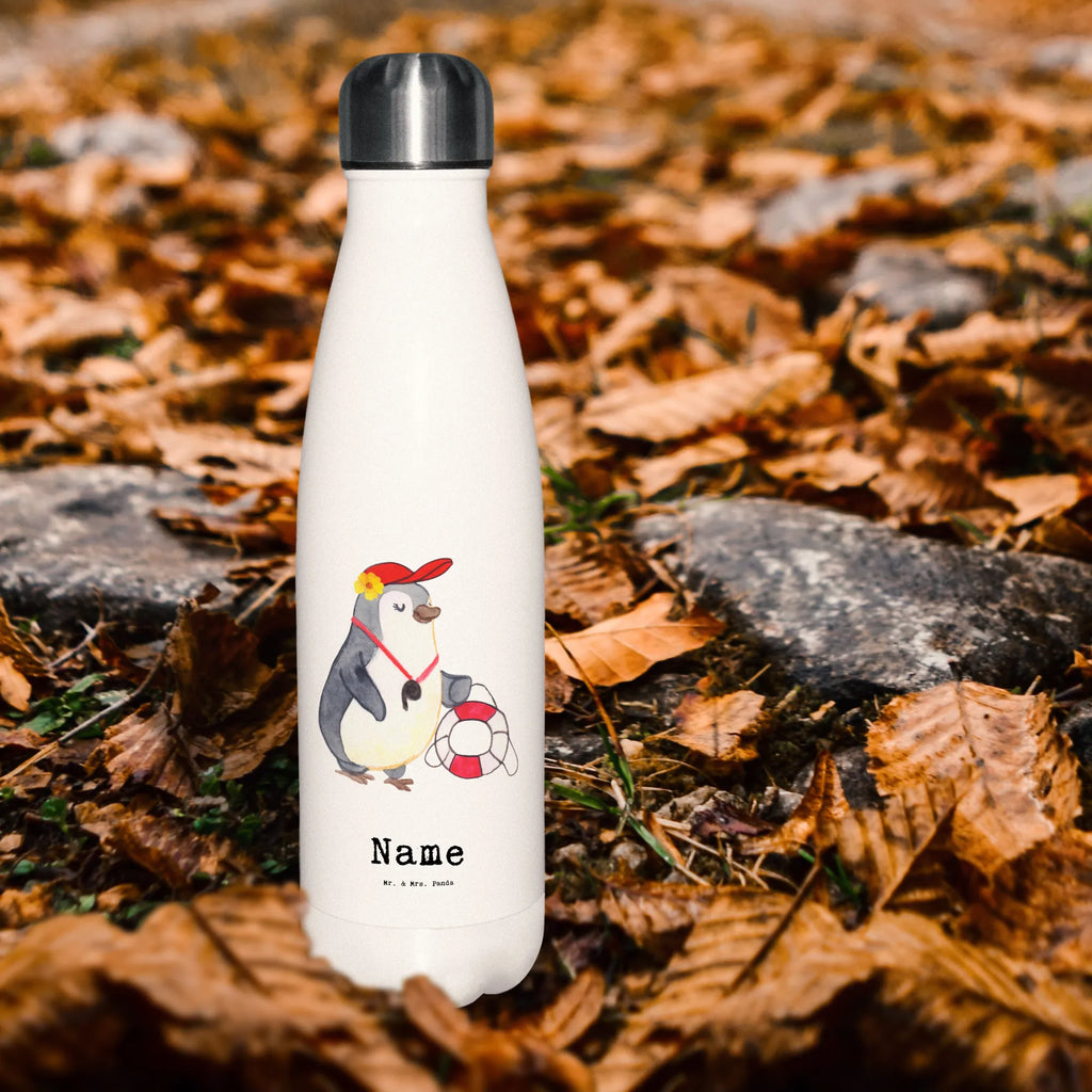 Personalisierte Thermosflasche Bademeisterin mit Herz Nachhaltige Thermosflasche Mit Gravur, Thermosflasche Für Tee Mit Namen, Moderne Thermosflasche Mit Text, Thermosflasche Herren Mit Wunschtext, Thermoskanne Unterwegs Mit Namen, Vakuumflasche Mit Namen, Thermoflasche Personalisiert, Thermosflasche Für Wasser Personalisiert, Trinkflasche Isoliert Mit Namen, Flasche Für Kohlensäure Mit Gravur, Doppelwandige Trinkflasche Mit Gravur, Thermosflasche Mit Wunschtext, Kalthalteflasche Mit Wunschtext, Isolierflasche Mit Gravur, Thermosflasche Mit Trinkverschluss Und Namen, Robuste Thermosflasche Personalisiert, Thermosflasche Für Kaffee Mit Wunschtext, Thermosflasche 500ml Mit Gravur, Warmhalteflasche Personalisiert, Spülmaschinenfeste Thermosflasche Mit Gravur, Leichte Thermosflasche Mit Wunschtext, BPA-Freie Thermosflasche Mit Namen, Thermoflasche Edelstahl Mit Gravur, Thermosflasche Outdoor Mit Gravur, Sommerflasche Mit Wunschtext, Thermosflasche Reisen Mit Namen, Personalisierte Thermosflasche, Edelstahlflasche Mit Wunschtext, Thermosflasche Damen Personalisiert, Thermosflasche Für Büro Mit Wunschtext, Thermosflasche Mit Drehverschluss Und Gravur, Thermosflasche 1 Liter Personalisiert, Thermosflasche Für Schule Mit Gravur, Auslaufsichere Thermosflasche Mit Wunschtext, Thermosflasche Für Sport Mit Namen, Thermosflasche 750ml Mit Namen, Thermosflasche Wandern Mit Gravur, Klassische Thermosflasche Mit Namen, Thermosflasche Kinder Mit Namen, Thermosflasche Mit Namen, Umweltfreundliche Thermosflasche Mit Wunschtext, Getränkeflasche Personalisiert, Beruf, Ausbildung, Jubiläum, Abschied, Rente, Kollege, Kollegin, Geschenk, Schenken, Arbeitskollege, Mitarbeiter, Firma, Danke, Dankeschön, Schwimmverein, Rettungsschwimmerin, Schwimmmeisterin, Schwimmschule, Freibad, Schwimmbad, Bademeisterin, Badeanstalt