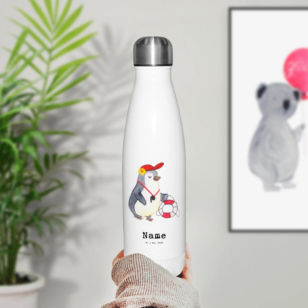 Personalisierte Thermosflasche Bademeisterin mit Herz Nachhaltige Thermosflasche Mit Gravur, Thermosflasche Für Tee Mit Namen, Moderne Thermosflasche Mit Text, Thermosflasche Herren Mit Wunschtext, Thermoskanne Unterwegs Mit Namen, Vakuumflasche Mit Namen, Thermoflasche Personalisiert, Thermosflasche Für Wasser Personalisiert, Trinkflasche Isoliert Mit Namen, Flasche Für Kohlensäure Mit Gravur, Doppelwandige Trinkflasche Mit Gravur, Thermosflasche Mit Wunschtext, Kalthalteflasche Mit Wunschtext, Isolierflasche Mit Gravur, Thermosflasche Mit Trinkverschluss Und Namen, Robuste Thermosflasche Personalisiert, Thermosflasche Für Kaffee Mit Wunschtext, Thermosflasche 500ml Mit Gravur, Warmhalteflasche Personalisiert, Spülmaschinenfeste Thermosflasche Mit Gravur, Leichte Thermosflasche Mit Wunschtext, BPA-Freie Thermosflasche Mit Namen, Thermoflasche Edelstahl Mit Gravur, Thermosflasche Outdoor Mit Gravur, Sommerflasche Mit Wunschtext, Thermosflasche Reisen Mit Namen, Personalisierte Thermosflasche, Edelstahlflasche Mit Wunschtext, Thermosflasche Damen Personalisiert, Thermosflasche Für Büro Mit Wunschtext, Thermosflasche Mit Drehverschluss Und Gravur, Thermosflasche 1 Liter Personalisiert, Thermosflasche Für Schule Mit Gravur, Auslaufsichere Thermosflasche Mit Wunschtext, Thermosflasche Für Sport Mit Namen, Thermosflasche 750ml Mit Namen, Thermosflasche Wandern Mit Gravur, Klassische Thermosflasche Mit Namen, Thermosflasche Kinder Mit Namen, Thermosflasche Mit Namen, Umweltfreundliche Thermosflasche Mit Wunschtext, Getränkeflasche Personalisiert, Beruf, Ausbildung, Jubiläum, Abschied, Rente, Kollege, Kollegin, Geschenk, Schenken, Arbeitskollege, Mitarbeiter, Firma, Danke, Dankeschön, Schwimmverein, Rettungsschwimmerin, Schwimmmeisterin, Schwimmschule, Freibad, Schwimmbad, Bademeisterin, Badeanstalt