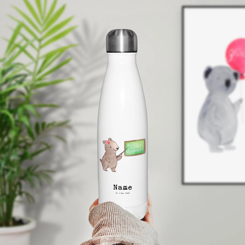 Personalisierte Thermosflasche Nachhilfelehrerin mit Herz Thermosflasche Outdoor Mit Gravur, Thermosflasche Für Büro Mit Wunschtext, Personalisierte Thermosflasche, Isolierflasche Mit Gravur, Moderne Thermosflasche Mit Text, Thermosflasche 750ml Mit Namen, Sommerflasche Mit Wunschtext, Flasche Für Kohlensäure Mit Gravur, Thermoflasche Personalisiert, Thermosflasche Reisen Mit Namen, Thermosflasche Für Kaffee Mit Wunschtext, Thermosflasche Für Sport Mit Namen, Warmhalteflasche Personalisiert, Thermosflasche Für Tee Mit Namen, Thermosflasche 500ml Mit Gravur, Thermosflasche Für Schule Mit Gravur, Thermoskanne Unterwegs Mit Namen, Getränkeflasche Personalisiert, Edelstahlflasche Mit Wunschtext, BPA-Freie Thermosflasche Mit Namen, Thermosflasche Herren Mit Wunschtext, Thermosflasche Mit Wunschtext, Thermoflasche Edelstahl Mit Gravur, Thermosflasche Für Wasser Personalisiert, Vakuumflasche Mit Namen, Thermosflasche Wandern Mit Gravur, Kalthalteflasche Mit Wunschtext, Auslaufsichere Thermosflasche Mit Wunschtext, Thermosflasche 1 Liter Personalisiert, Spülmaschinenfeste Thermosflasche Mit Gravur, Thermosflasche Mit Trinkverschluss Und Namen, Leichte Thermosflasche Mit Wunschtext, Umweltfreundliche Thermosflasche Mit Wunschtext, Thermosflasche Damen Personalisiert, Thermosflasche Mit Namen, Thermosflasche Kinder Mit Namen, Robuste Thermosflasche Personalisiert, Klassische Thermosflasche Mit Namen, Trinkflasche Isoliert Mit Namen, Nachhaltige Thermosflasche Mit Gravur, Thermosflasche Mit Drehverschluss Und Gravur, Doppelwandige Trinkflasche Mit Gravur, Geschenk, Schenken, Jubiläum, Danke, Dankeschön, Beruf, Ausbildung, Abschied, Rente, Kollege, Kollegin, Arbeitskollege, Mitarbeiter, Firma, Nachhilfeunterricht, Nachhilfeschule, Nachhilfelehrerin