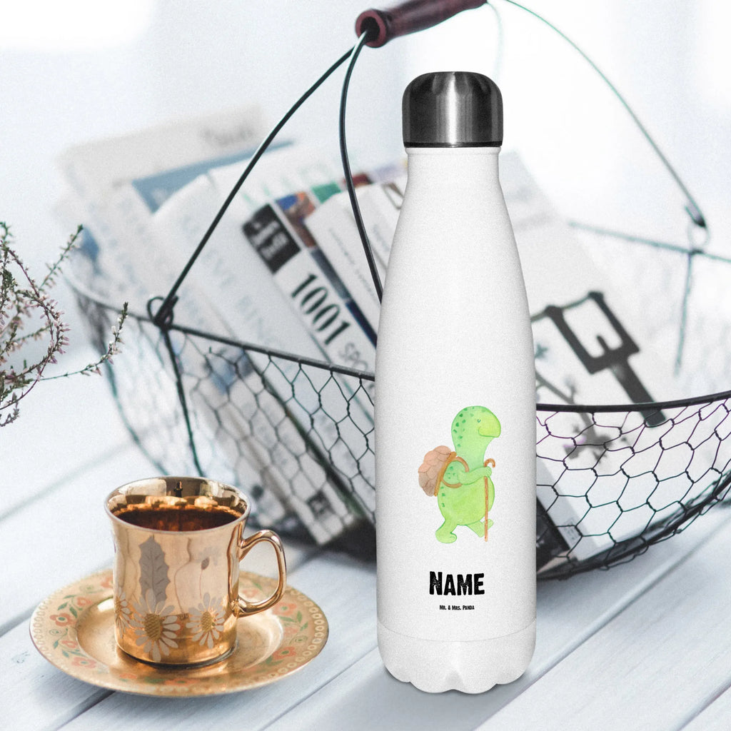 Personalisierte Thermosflasche Schildkröte Wanderer Isolierflasche Mit Gravur, Sommerflasche Mit Wunschtext, Thermoflasche Personalisiert, Trinkflasche Isoliert Mit Namen, Nachhaltige Thermosflasche Mit Gravur, Thermosflasche Für Kaffee Mit Wunschtext, Thermosflasche Mit Wunschtext, Edelstahlflasche Mit Wunschtext, Warmhalteflasche Personalisiert, Thermosflasche Für Büro Mit Wunschtext, Spülmaschinenfeste Thermosflasche Mit Gravur, Thermosflasche Wandern Mit Gravur, Thermoskanne Unterwegs Mit Namen, Leichte Thermosflasche Mit Wunschtext, Vakuumflasche Mit Namen, Getränkeflasche Personalisiert, Thermosflasche Für Wasser Personalisiert, Thermosflasche Mit Drehverschluss Und Gravur, Thermosflasche Reisen Mit Namen, Thermosflasche Mit Trinkverschluss Und Namen, Auslaufsichere Thermosflasche Mit Wunschtext, Thermosflasche 500ml Mit Gravur, Thermosflasche Für Sport Mit Namen, Moderne Thermosflasche Mit Text, Thermosflasche Mit Namen, Personalisierte Thermosflasche, Thermosflasche Herren Mit Wunschtext, Thermosflasche Für Tee Mit Namen, Thermosflasche 1 Liter Personalisiert, Umweltfreundliche Thermosflasche Mit Wunschtext, Thermosflasche Outdoor Mit Gravur, Thermosflasche Damen Personalisiert, Thermosflasche Für Schule Mit Gravur, Robuste Thermosflasche Personalisiert, Thermoflasche Edelstahl Mit Gravur, Klassische Thermosflasche Mit Namen, Flasche Für Kohlensäure Mit Gravur, Thermosflasche 750ml Mit Namen, BPA-Freie Thermosflasche Mit Namen, Doppelwandige Trinkflasche Mit Gravur, Kalthalteflasche Mit Wunschtext, Thermosflasche Kinder Mit Namen, Schildkröte, Motivationsspruch, Motivationssprüche, Neuanfang, Schildkröten, Motivation