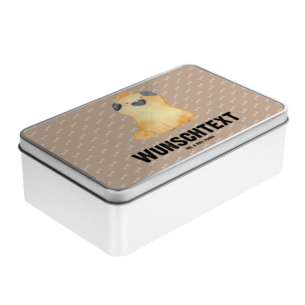 Personalisierte Metalldose Mops Krone Vorratsdose Metall Mit Gravur, Aufbewahrungsbox Metall Mit Namen, Runde Metalldose Mit Wunschtext, Geschenkverpackung Metall Mit Gravur, Personalisierte Metalldose, Große Metalldose Mit Gravur, Basteldose Mit Wunschtext, Süßigkeitendose Mit Namen, Retro Metalldose Mit Gravur, Aufbewahrungsdose Metall Personalisiert, Metalldose Für Küche Mit Wunschtext, Verpackungsdose Mit Wunschtext, Deko Metalldose Personalisiert, Blechdose Mit Spruch, Vintage Blechdose Personalisiert, Metalldose Mit Wunschtext, Vorratsbehälter Metall Mit Gravur, Dose Aus Metall Mit Wunschtext, Metalldose Zum Selbstgestalten, Geschenkbox Metall Mit Namen, Personalisierbare Vorratsdose Metall, Nostalgische Metalldose Mit Wunschtext, Schmuckdose Metall Personalisiert, Keksdose Mit Gravur, Teedose Mit Wunschtext, Rechteckige Metalldose Mit Namen, Metalldose Mit Namen, Metalldose Für Kinder Mit Namen, Bedruckte Metalldose Mit Wunschtext, Metalldose Für Erwachsene Personalisiert, Blechdose Mit Gravur, Kleine Metalldose Mit Text, Metalldose Mit Liebevollem Text, Metalldose Mit Initialen, Hund, Hundemotiv, Haustier, Hunderasse, Tierliebhaber, Hundebesitzer, Sprüche, kinderlos, Hundebesitzer. Spruch, Mops, allergisch, lustig, Hausregel