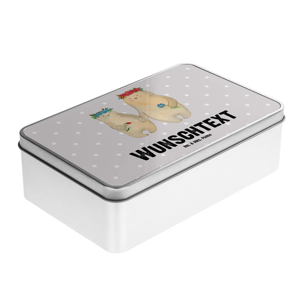 Personalisierte Metalldose Bären mit Blumenkranz Vintage Blechdose Personalisiert, Aufbewahrungsbox Metall Mit Namen, Bedruckte Metalldose Mit Wunschtext, Metalldose Mit Initialen, Geschenkbox Metall Mit Namen, Teedose Mit Wunschtext, Kleine Metalldose Mit Text, Verpackungsdose Mit Wunschtext, Vorratsbehälter Metall Mit Gravur, Keksdose Mit Gravur, Blechdose Mit Gravur, Metalldose Für Küche Mit Wunschtext, Nostalgische Metalldose Mit Wunschtext, Vorratsdose Metall Mit Gravur, Personalisierbare Vorratsdose Metall, Geschenkverpackung Metall Mit Gravur, Deko Metalldose Personalisiert, Schmuckdose Metall Personalisiert, Große Metalldose Mit Gravur, Metalldose Mit Wunschtext, Retro Metalldose Mit Gravur, Personalisierte Metalldose, Blechdose Mit Spruch, Metalldose Mit Namen, Basteldose Mit Wunschtext, Runde Metalldose Mit Wunschtext, Rechteckige Metalldose Mit Namen, Metalldose Für Kinder Mit Namen, Metalldose Mit Liebevollem Text, Metalldose Für Erwachsene Personalisiert, Dose Aus Metall Mit Wunschtext, Süßigkeitendose Mit Namen, Aufbewahrungsdose Metall Personalisiert, Schwester, Familie, Vatertag, Opa, Oma, Muttertag, Papa, Mama, Bruder, Weltbeste Mama, Geschenk Mama. Muttertag, Vorbild, Mutti, Mami, Lieblingsmensch, Töchter, Kind, Beste Mutter, Mutter, Tochter, Kinder, Bären, Lieblingsmama, Bär, Family