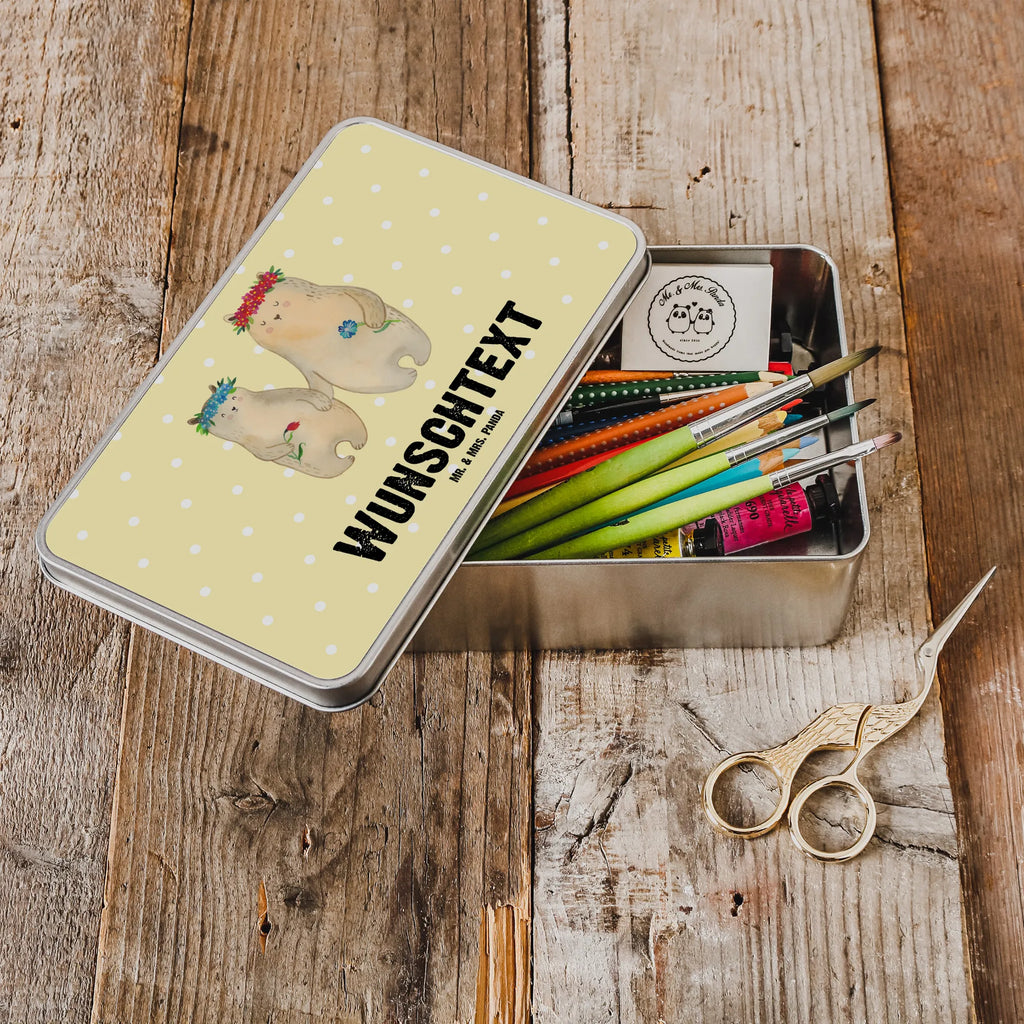 Personalisierte Metalldose Bären mit Blumenkranz Vintage Blechdose Personalisiert, Aufbewahrungsbox Metall Mit Namen, Bedruckte Metalldose Mit Wunschtext, Metalldose Mit Initialen, Geschenkbox Metall Mit Namen, Teedose Mit Wunschtext, Kleine Metalldose Mit Text, Verpackungsdose Mit Wunschtext, Vorratsbehälter Metall Mit Gravur, Keksdose Mit Gravur, Blechdose Mit Gravur, Metalldose Für Küche Mit Wunschtext, Nostalgische Metalldose Mit Wunschtext, Vorratsdose Metall Mit Gravur, Personalisierbare Vorratsdose Metall, Geschenkverpackung Metall Mit Gravur, Deko Metalldose Personalisiert, Schmuckdose Metall Personalisiert, Große Metalldose Mit Gravur, Metalldose Mit Wunschtext, Retro Metalldose Mit Gravur, Personalisierte Metalldose, Blechdose Mit Spruch, Metalldose Mit Namen, Basteldose Mit Wunschtext, Runde Metalldose Mit Wunschtext, Rechteckige Metalldose Mit Namen, Metalldose Für Kinder Mit Namen, Metalldose Mit Liebevollem Text, Metalldose Für Erwachsene Personalisiert, Dose Aus Metall Mit Wunschtext, Süßigkeitendose Mit Namen, Aufbewahrungsdose Metall Personalisiert, Schwester, Familie, Vatertag, Opa, Oma, Muttertag, Papa, Mama, Bruder, Weltbeste Mama, Geschenk Mama. Muttertag, Vorbild, Mutti, Mami, Lieblingsmensch, Töchter, Kind, Beste Mutter, Mutter, Tochter, Kinder, Bären, Lieblingsmama, Bär, Family