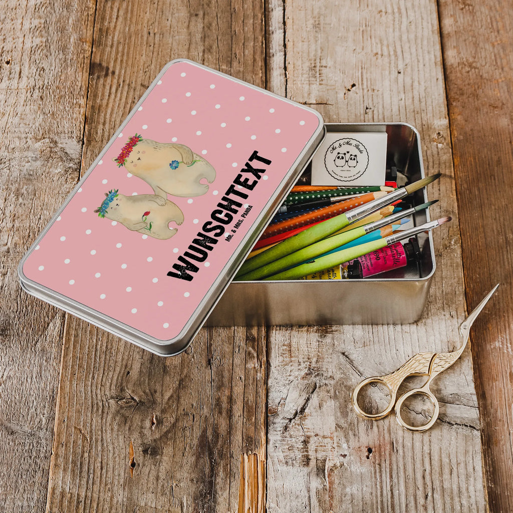 Personalisierte Metalldose Bären mit Blumenkranz Vintage Blechdose Personalisiert, Aufbewahrungsbox Metall Mit Namen, Bedruckte Metalldose Mit Wunschtext, Metalldose Mit Initialen, Geschenkbox Metall Mit Namen, Teedose Mit Wunschtext, Kleine Metalldose Mit Text, Verpackungsdose Mit Wunschtext, Vorratsbehälter Metall Mit Gravur, Keksdose Mit Gravur, Blechdose Mit Gravur, Metalldose Für Küche Mit Wunschtext, Nostalgische Metalldose Mit Wunschtext, Vorratsdose Metall Mit Gravur, Personalisierbare Vorratsdose Metall, Geschenkverpackung Metall Mit Gravur, Deko Metalldose Personalisiert, Schmuckdose Metall Personalisiert, Große Metalldose Mit Gravur, Metalldose Mit Wunschtext, Retro Metalldose Mit Gravur, Personalisierte Metalldose, Blechdose Mit Spruch, Metalldose Mit Namen, Basteldose Mit Wunschtext, Runde Metalldose Mit Wunschtext, Rechteckige Metalldose Mit Namen, Metalldose Für Kinder Mit Namen, Metalldose Mit Liebevollem Text, Metalldose Für Erwachsene Personalisiert, Dose Aus Metall Mit Wunschtext, Süßigkeitendose Mit Namen, Aufbewahrungsdose Metall Personalisiert, Schwester, Familie, Vatertag, Opa, Oma, Muttertag, Papa, Mama, Bruder, Weltbeste Mama, Geschenk Mama. Muttertag, Vorbild, Mutti, Mami, Lieblingsmensch, Töchter, Kind, Beste Mutter, Mutter, Tochter, Kinder, Bären, Lieblingsmama, Bär, Family