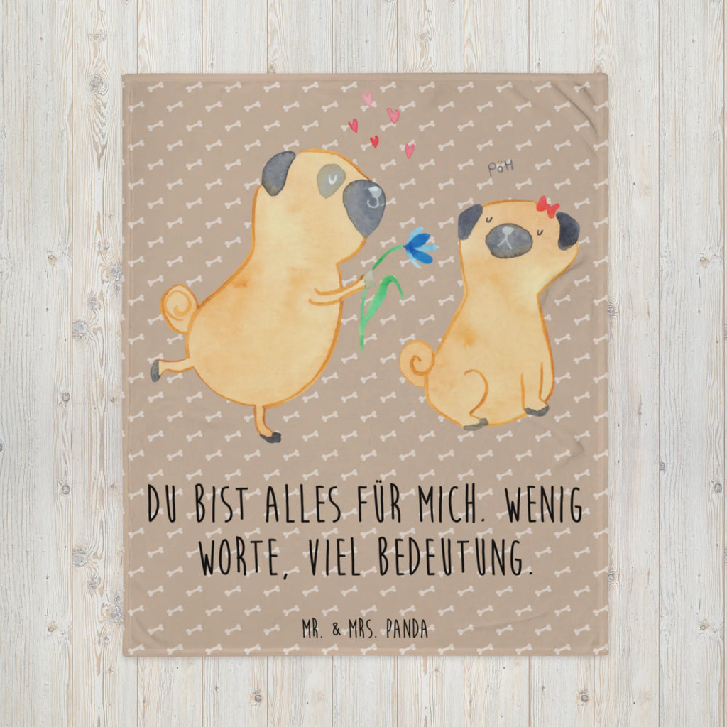 Kuscheldecke Mops verliebt Fleecedecke, Wohnzimmerdecke, Tagesdecke, Weihnachtsgeschenk, Mikrofaser Decke, Decke, Dekoration, Kinderdecke, Jahrestagsgeschenk, Wolldecke, Kuschelfleecedecke, Dekodecke, Sofadecke, Wohndecke, Gemütlich, Entspannen, Schmusedecke, Kuscheldecke XXL, Sprüche, Hunderasse, Hundebesitzer, Hund, Hundemotiv, Haustier, Tierliebhaber, Partner, Möpse, Liebe, Geschenk Freund, Mops, Liebesspruch. Verlobt, Verliebt, Hundeliebe