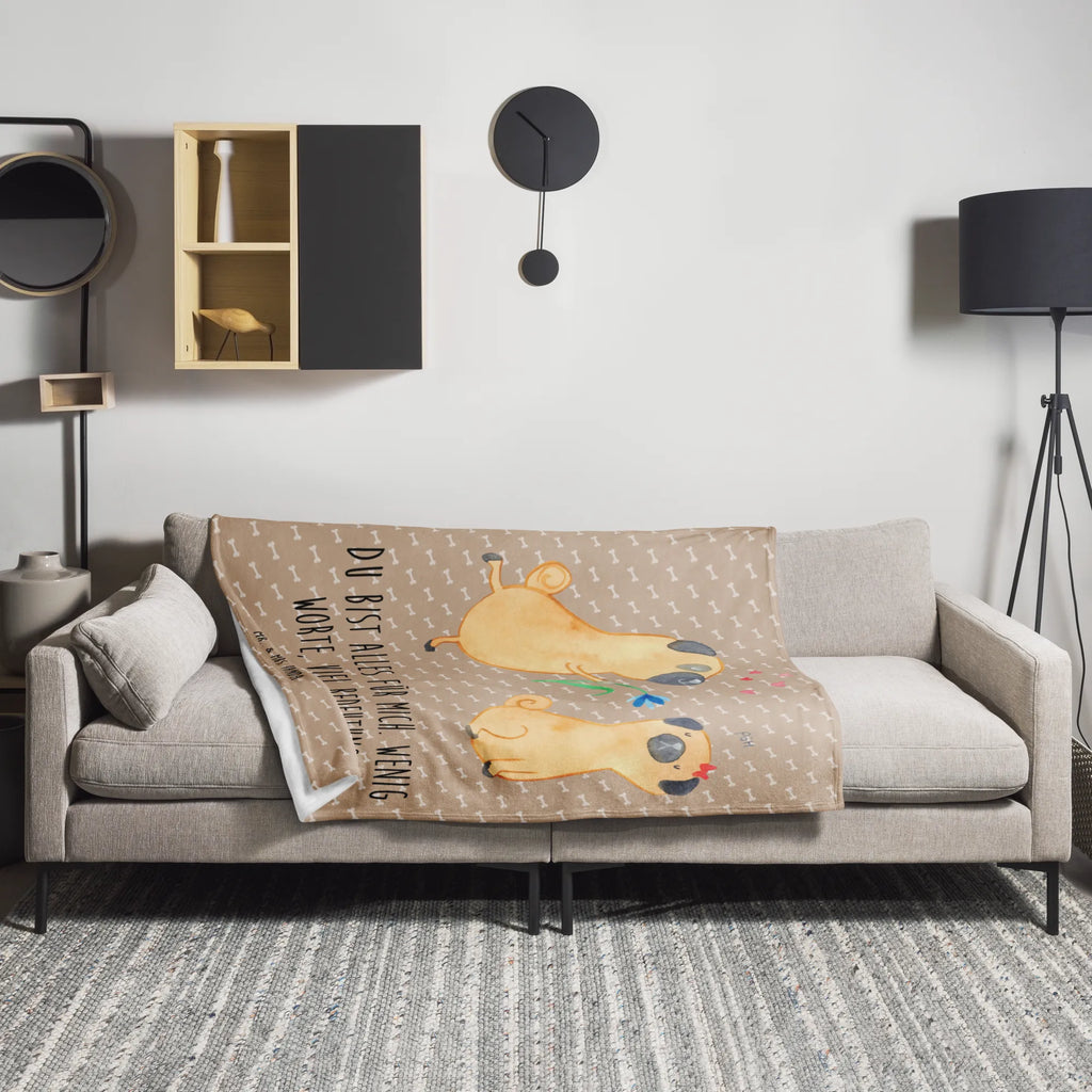 Kuscheldecke Mops verliebt Fleecedecke, Wohnzimmerdecke, Tagesdecke, Weihnachtsgeschenk, Mikrofaser Decke, Decke, Dekoration, Kinderdecke, Jahrestagsgeschenk, Wolldecke, Kuschelfleecedecke, Dekodecke, Sofadecke, Wohndecke, Gemütlich, Entspannen, Schmusedecke, Kuscheldecke XXL, Sprüche, Hunderasse, Hundebesitzer, Hund, Hundemotiv, Haustier, Tierliebhaber, Partner, Möpse, Liebe, Geschenk Freund, Mops, Liebesspruch. Verlobt, Verliebt, Hundeliebe