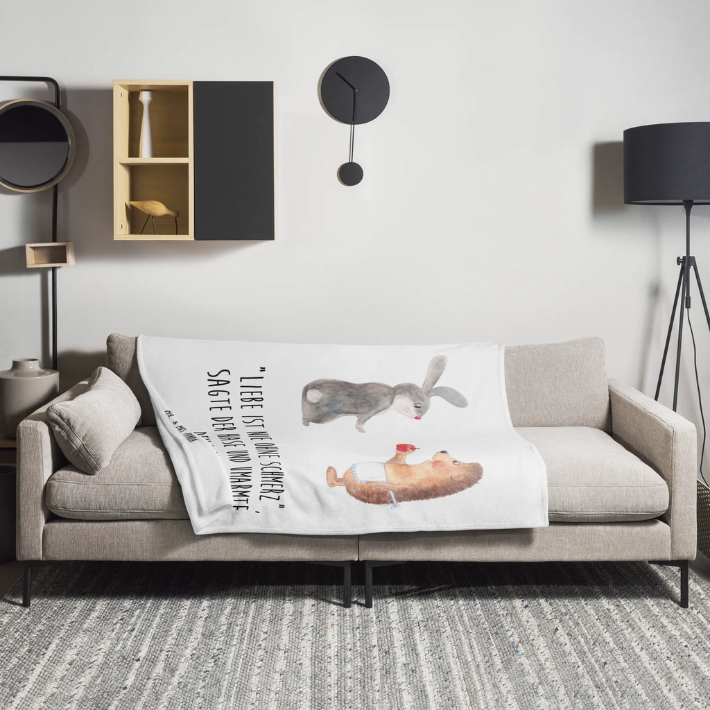 Kuscheldecke Liebe ist nie ohne Schmerz Tagesdecke, Wolldecke, Wohndecke, Sofadecke, Decke, Tiermotive, Gute Laune, lustige Sprüche, Tiere, Liebe Spruch, Trennungsschmerz, Spruch romantisch, Herzschmerz, Trösten, Hase, Liebeskummer Geschenk, Igel, Igel und Hase