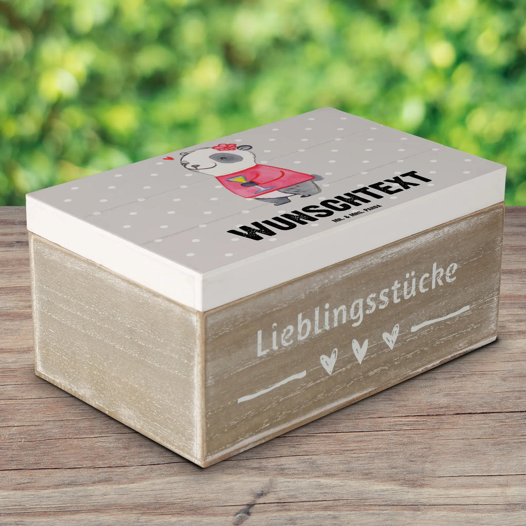 Personalisierte Holzkiste Panda Beste Schwiegertochter der Welt mit Namen, Dekokiste mit Namen, Holzkiste Personalisiert, Schatulle mit Namen, Truhe mit Namen, Erinnerungsbox Personalisiert, Kiste mit Namen, Schatulle Personalisiert, Kiste Personalisiert, Aufbewahrungsbox Personalisiert, Geschenkbox Personalisiert, Aufbewahrungsbox mit Namen, GEschenkdose Personalisiert, Truhe Personalisiert, Holzkiste mit Namen, Erinnerungsbox mit Namen, Schatzkiste Personalisiert, Dekokiste Personalisiert, Schatzkiste mit Namen, Erinnerungskiste Personalisiert, Geschenkidee, Geschenk, Schenken, Mitbringsel, Geburtstag, Geburtstagsgeschenk, für, Danke, Dankeschön, Bedanken, Freude machen, Geschenktipp, Angeheiratet, Frau, Ehefrau Des Sohns, Tochter, Schwiegertochter, Hochzeit