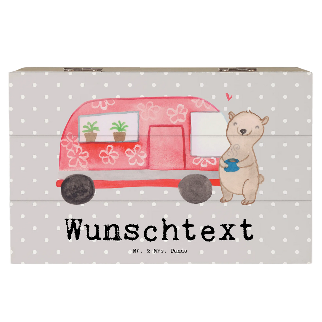 Personalisierte Holzkiste Bär Camper mit Namen, Geschenkbox Personalisiert, Truhe mit Namen, Schatulle mit Namen, Dekokiste mit Namen, Holzkiste Personalisiert, Erinnerungsbox Personalisiert, Dekokiste Personalisiert, Aufbewahrungsbox Personalisiert, Schatzkiste mit Namen, Erinnerungskiste Personalisiert, Erinnerungsbox mit Namen, Kiste Personalisiert, Schatulle Personalisiert, Truhe Personalisiert, Holzkiste mit Namen, Schatzkiste Personalisiert, GEschenkdose Personalisiert, Aufbewahrungsbox mit Namen, Kiste mit Namen, Geschenk, Schenken, Sport, Sportart, Hobby, Danke, Dankeschön, Auszeichnung, Gewinn, Sportler, Roadtrip, Campingplatz, Zelten, Campen, Wohnmobil, Camper, Urlaub