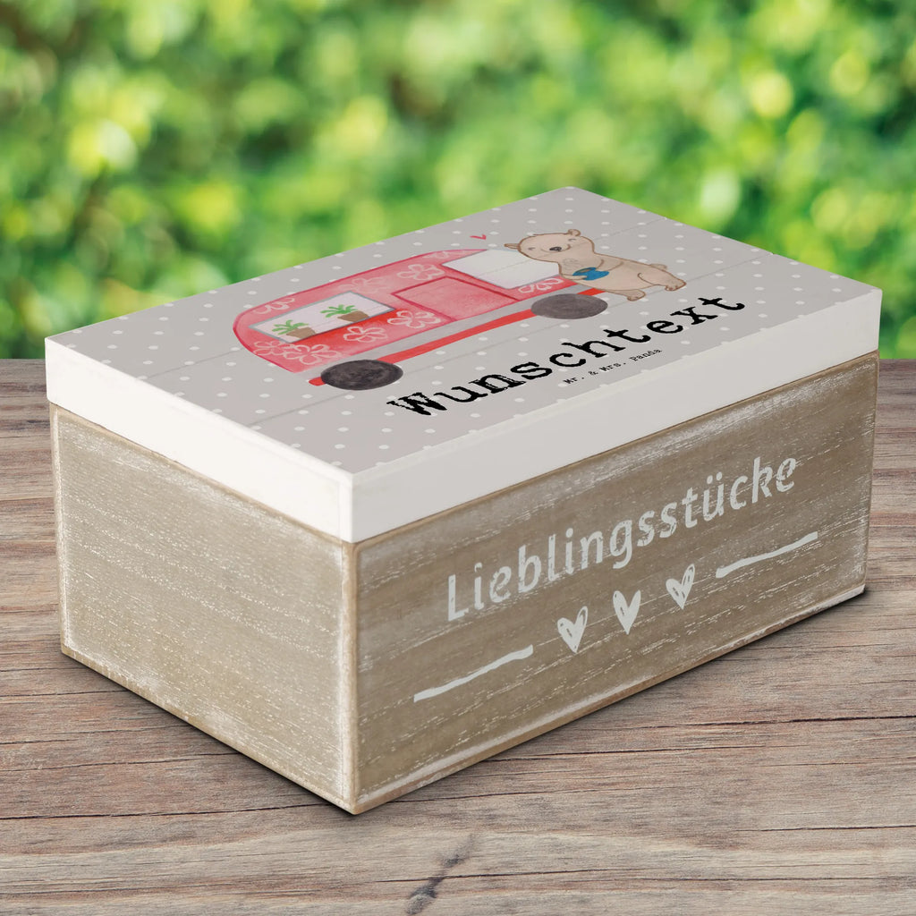 Personalisierte Holzkiste Bär Camper mit Namen, Geschenkbox Personalisiert, Truhe mit Namen, Schatulle mit Namen, Dekokiste mit Namen, Holzkiste Personalisiert, Erinnerungsbox Personalisiert, Dekokiste Personalisiert, Aufbewahrungsbox Personalisiert, Schatzkiste mit Namen, Erinnerungskiste Personalisiert, Erinnerungsbox mit Namen, Kiste Personalisiert, Schatulle Personalisiert, Truhe Personalisiert, Holzkiste mit Namen, Schatzkiste Personalisiert, GEschenkdose Personalisiert, Aufbewahrungsbox mit Namen, Kiste mit Namen, Geschenk, Schenken, Sport, Sportart, Hobby, Danke, Dankeschön, Auszeichnung, Gewinn, Sportler, Roadtrip, Campingplatz, Zelten, Campen, Wohnmobil, Camper, Urlaub