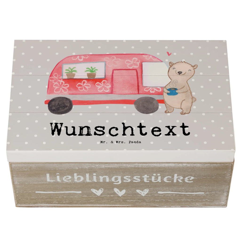 Personalisierte Holzkiste Bär Camper mit Namen, Geschenkbox Personalisiert, Truhe mit Namen, Schatulle mit Namen, Dekokiste mit Namen, Holzkiste Personalisiert, Erinnerungsbox Personalisiert, Dekokiste Personalisiert, Aufbewahrungsbox Personalisiert, Schatzkiste mit Namen, Erinnerungskiste Personalisiert, Erinnerungsbox mit Namen, Kiste Personalisiert, Schatulle Personalisiert, Truhe Personalisiert, Holzkiste mit Namen, Schatzkiste Personalisiert, GEschenkdose Personalisiert, Aufbewahrungsbox mit Namen, Kiste mit Namen, Geschenk, Schenken, Sport, Sportart, Hobby, Danke, Dankeschön, Auszeichnung, Gewinn, Sportler, Roadtrip, Campingplatz, Zelten, Campen, Wohnmobil, Camper, Urlaub