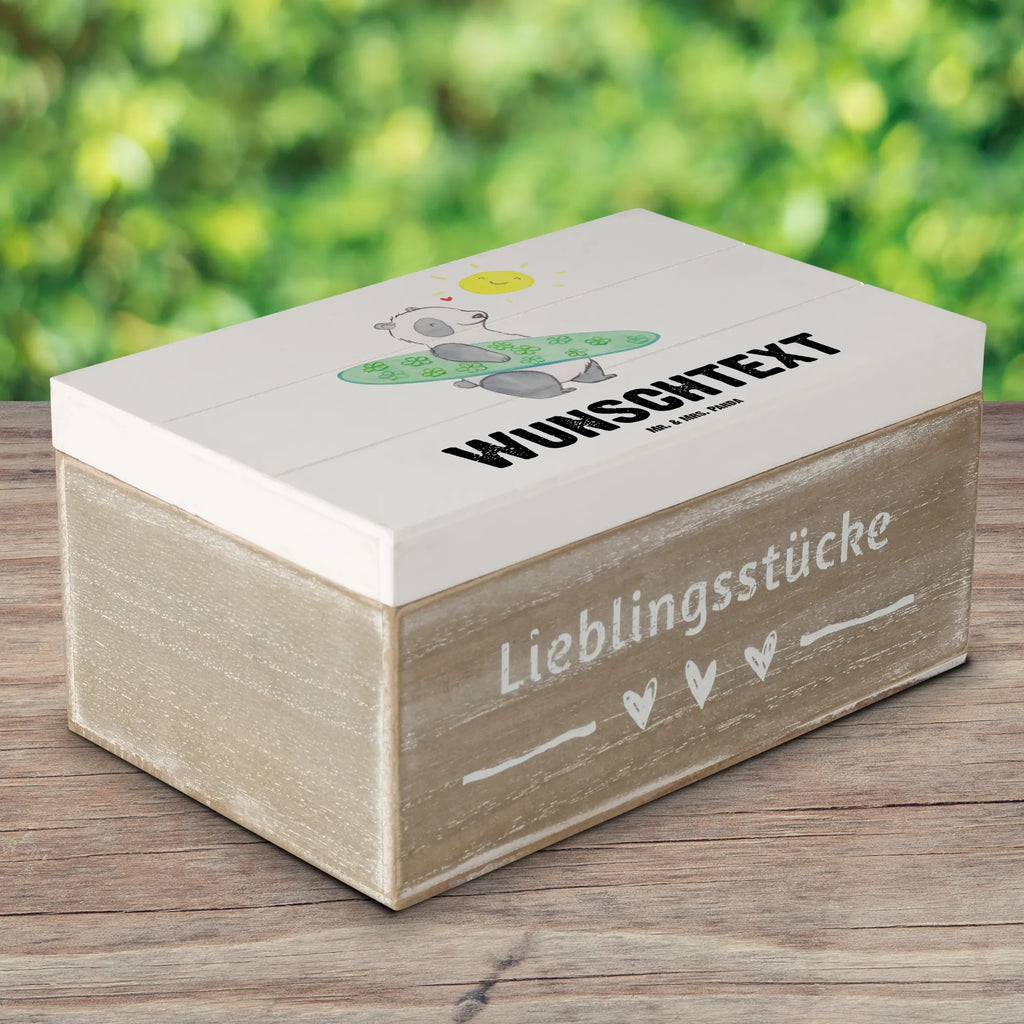 Personalisierte Holzkiste Panda Surfen Holzkiste Personalisiert, Schatulle Personalisiert, Erinnerungsbox Personalisiert, Dekokiste Personalisiert, Geschenkbox Personalisiert, Dekokiste mit Namen, Erinnerungsbox mit Namen, Schatzkiste Personalisiert, Schatzkiste mit Namen, Aufbewahrungsbox mit Namen, Truhe mit Namen, Truhe Personalisiert, Kiste Personalisiert, Kiste mit Namen, Erinnerungskiste Personalisiert, GEschenkdose Personalisiert, mit Namen, Schatulle mit Namen, Holzkiste mit Namen, Aufbewahrungsbox Personalisiert, Geschenk, Schenken, Sport, Sportart, Hobby, Danke, Dankeschön, Auszeichnung, Gewinn, Sportler, Surfschule, Surfen, Wellenreiten