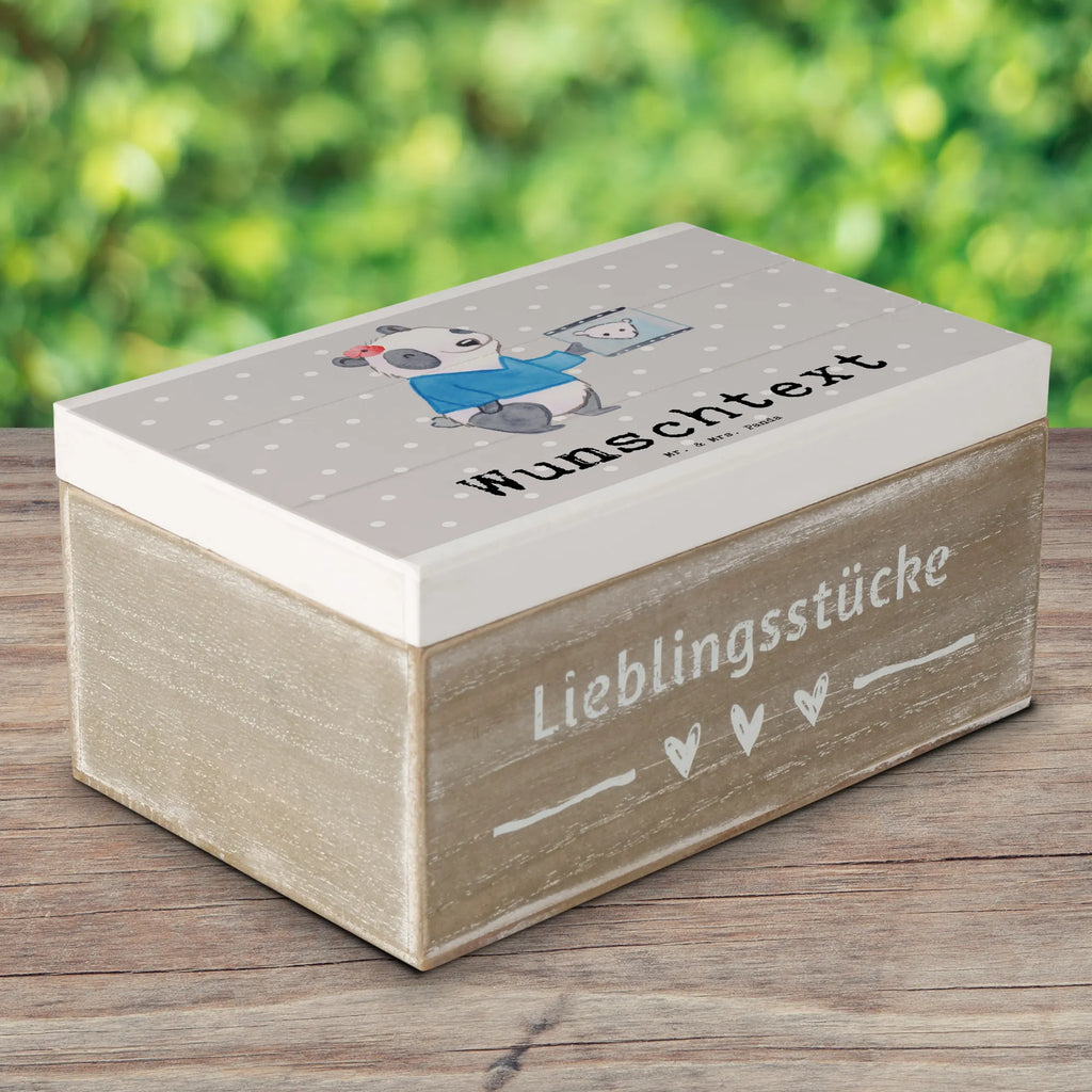 Personalisierte Holzkiste Fachärztin für Radiologie mit Herz Schatulle Personalisiert, GEschenkdose personalisiert, Dekokiste mit Namen, Erinnerungskiste, Holzkiste Personalisiert, Dekokiste Personalisiert, Schatzkiste Personalisiert, Holzkiste mit Namen, mit Namen, Aufbewahrungsbox mit Namen, Erinnerungsbox Personalisiert, Schatulle mit Namen, Schatzkiste mit Namen, Kiste mit Namen, Truhe Personalisiert, Truhe mit Namen, Kiste Personalisiert, Aufbewahrungsbox Personalisiert, Geschenkbox personalisiert, Erinnerungsbox mit Namen, Erinnerungskiste Personalisiert, Beruf, Ausbildung, Jubiläum, Abschied, Rente, Kollege, Kollegin, Geschenk, Schenken, Arbeitskollege, Mitarbeiter, Firma, Danke, Dankeschön