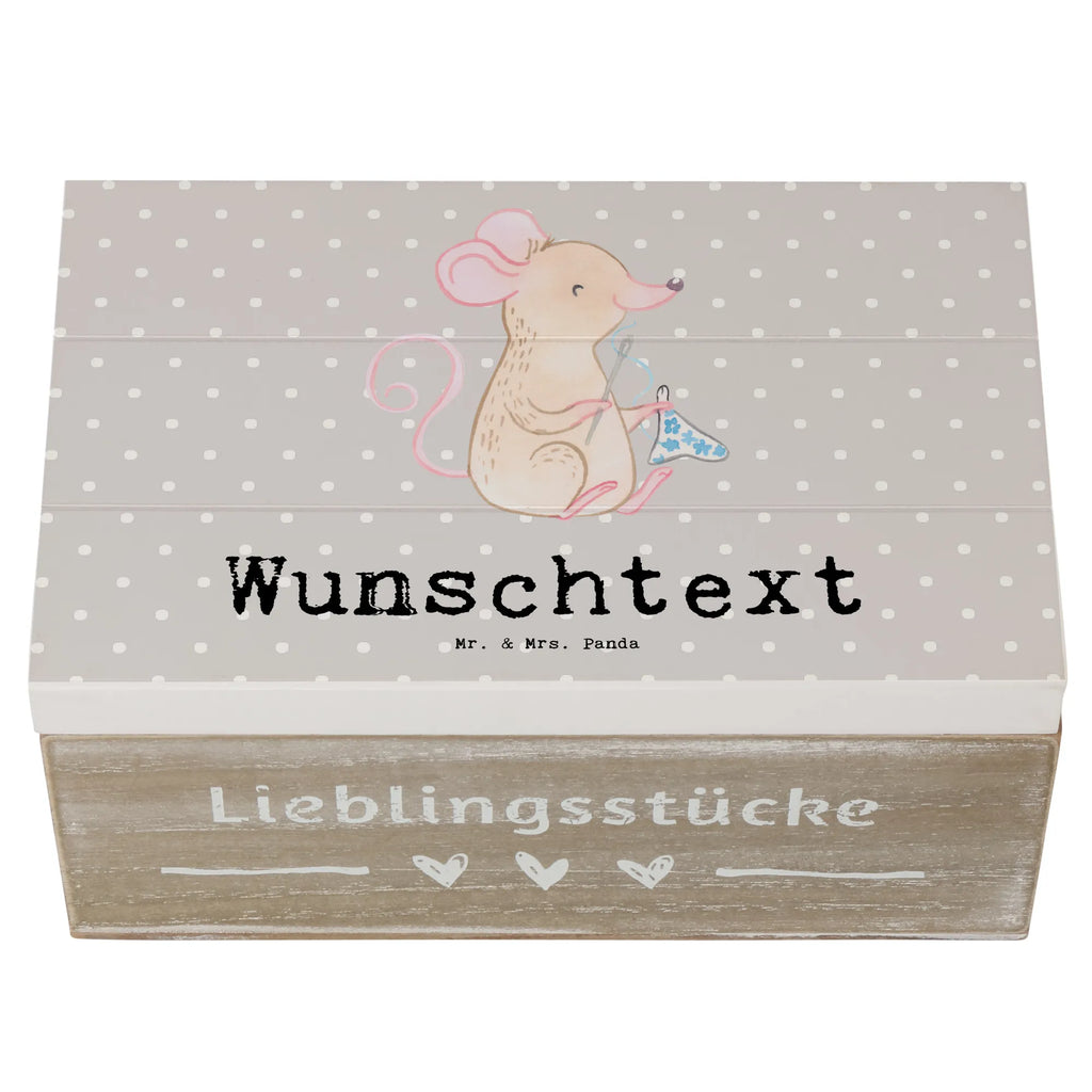 Personalisierte Holzkiste Maus Nähen GEschenkdose personalisiert, Aufbewahrungsbox Personalisiert, Schatulle Personalisiert, Truhe Personalisiert, Kiste Personalisiert, Holzkiste mit Namen, Erinnerungsbox Personalisiert, Schatzkiste mit Namen, mit Namen, Kiste mit Namen, Schatulle mit Namen, Aufbewahrungsbox mit Namen, Dekokiste mit Namen, Dekokiste Personalisiert, Geschenkbox personalisiert, Holzkiste Personalisiert, Erinnerungsbox mit Namen, Erinnerungskiste, Erinnerungskiste Personalisiert, Schatzkiste Personalisiert, Truhe mit Namen, Geschenk, Sport, Sportart, Hobby, Schenken, Danke, Dankeschön, Auszeichnung, Gewinn, Sportler, kreatives Hobby, DIY, Nähmaschine, Nähkurs, Nähen