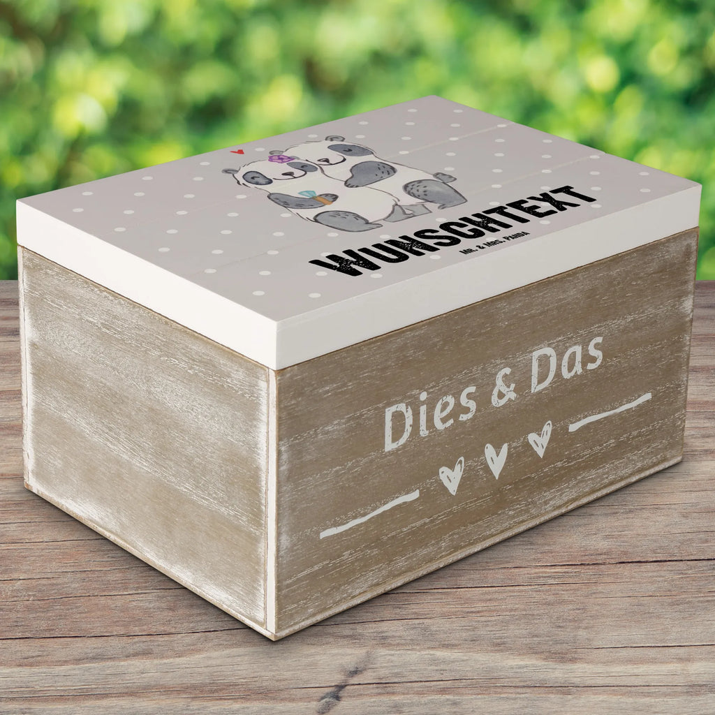 Personalisierte Holzkiste Panda Beste Ehefrau der Welt Holzkiste Personalisiert, Erinnerungsbox Personalisiert, Geschenkbox personalisiert, Truhe Personalisiert, Erinnerungskiste, Dekokiste Personalisiert, GEschenkdose personalisiert, Aufbewahrungsbox Personalisiert, Truhe mit Namen, Kiste Personalisiert, Dekokiste mit Namen, Schatzkiste mit Namen, Erinnerungsbox mit Namen, Schatulle Personalisiert, mit Namen, Schatulle mit Namen, Kiste mit Namen, Aufbewahrungsbox mit Namen, Holzkiste mit Namen, Schatzkiste Personalisiert, Erinnerungskiste Personalisiert, für, Dankeschön, Geschenk, Schenken, Geburtstag, Geburtstagsgeschenk, Geschenkidee, Danke, Bedanken, Mitbringsel, Freude machen, Geschenktipp, Liebling, Hochzeit, Kleinigkeit, Gattin, Ehe, Braut, Partnerin, Freundin, Frau, Beste, Traumfrau, Ehefrau, Ehepartner, Lebensgefährtin
