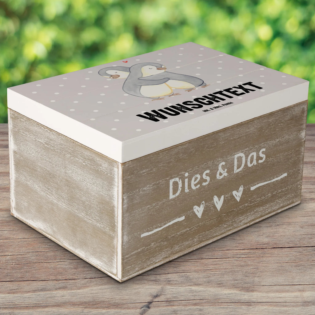 Personalisierte Holzkiste Pinguin Beste Frau der Welt Schatulle mit Namen, Aufbewahrungsbox mit Namen, Aufbewahrungsbox Personalisiert, GEschenkdose Personalisiert, Holzkiste Personalisiert, Geschenkbox Personalisiert, Schatzkiste Personalisiert, Truhe Personalisiert, Kiste Personalisiert, Erinnerungskiste Personalisiert, Schatulle Personalisiert, Holzkiste mit Namen, Dekokiste mit Namen, Kiste mit Namen, mit Namen, Erinnerungsbox Personalisiert, Erinnerungsbox mit Namen, Truhe mit Namen, Schatzkiste mit Namen, Dekokiste Personalisiert, Geschenkidee, Geschenk, Schenken, Mitbringsel, Geburtstag, Geburtstagsgeschenk, für, Danke, Dankeschön, Bedanken, Freude machen, Geschenktipp, Ehe, Ehepartner, Beste, Traumfrau, Kleinigkeit, Partnerin, Gattin, Braut, Liebling, Lebensgefährtin, Frau, Freundin, Ehefrau