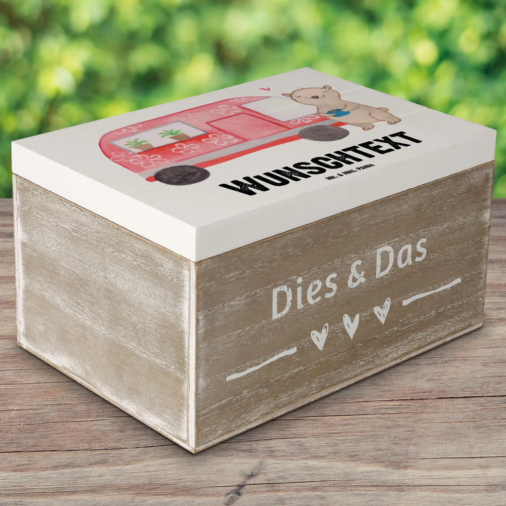 Personalisierte Holzkiste Bär Camper mit Namen, Geschenkbox Personalisiert, Truhe mit Namen, Schatulle mit Namen, Dekokiste mit Namen, Holzkiste Personalisiert, Erinnerungsbox Personalisiert, Dekokiste Personalisiert, Aufbewahrungsbox Personalisiert, Schatzkiste mit Namen, Erinnerungskiste Personalisiert, Erinnerungsbox mit Namen, Kiste Personalisiert, Schatulle Personalisiert, Truhe Personalisiert, Holzkiste mit Namen, Schatzkiste Personalisiert, GEschenkdose Personalisiert, Aufbewahrungsbox mit Namen, Kiste mit Namen, Geschenk, Schenken, Sport, Sportart, Hobby, Danke, Dankeschön, Auszeichnung, Gewinn, Sportler, Roadtrip, Campingplatz, Zelten, Campen, Wohnmobil, Camper, Urlaub
