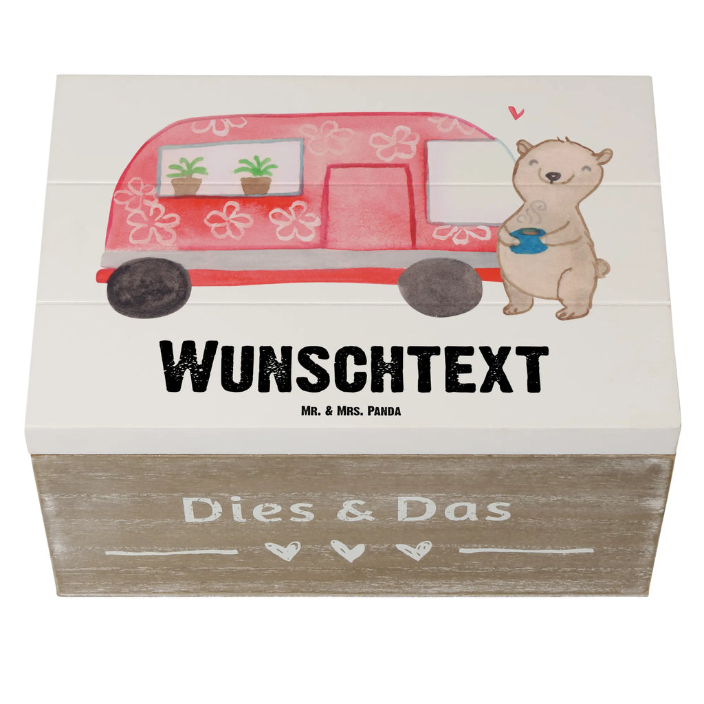 Personalisierte Holzkiste Bär Camper mit Namen, Geschenkbox Personalisiert, Truhe mit Namen, Schatulle mit Namen, Dekokiste mit Namen, Holzkiste Personalisiert, Erinnerungsbox Personalisiert, Dekokiste Personalisiert, Aufbewahrungsbox Personalisiert, Schatzkiste mit Namen, Erinnerungskiste Personalisiert, Erinnerungsbox mit Namen, Kiste Personalisiert, Schatulle Personalisiert, Truhe Personalisiert, Holzkiste mit Namen, Schatzkiste Personalisiert, GEschenkdose Personalisiert, Aufbewahrungsbox mit Namen, Kiste mit Namen, Geschenk, Schenken, Sport, Sportart, Hobby, Danke, Dankeschön, Auszeichnung, Gewinn, Sportler, Roadtrip, Campingplatz, Zelten, Campen, Wohnmobil, Camper, Urlaub