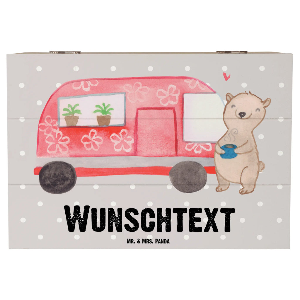 Personalisierte Holzkiste Bär Camper mit Namen, Geschenkbox Personalisiert, Truhe mit Namen, Schatulle mit Namen, Dekokiste mit Namen, Holzkiste Personalisiert, Erinnerungsbox Personalisiert, Dekokiste Personalisiert, Aufbewahrungsbox Personalisiert, Schatzkiste mit Namen, Erinnerungskiste Personalisiert, Erinnerungsbox mit Namen, Kiste Personalisiert, Schatulle Personalisiert, Truhe Personalisiert, Holzkiste mit Namen, Schatzkiste Personalisiert, GEschenkdose Personalisiert, Aufbewahrungsbox mit Namen, Kiste mit Namen, Geschenk, Schenken, Sport, Sportart, Hobby, Danke, Dankeschön, Auszeichnung, Gewinn, Sportler, Roadtrip, Campingplatz, Zelten, Campen, Wohnmobil, Camper, Urlaub