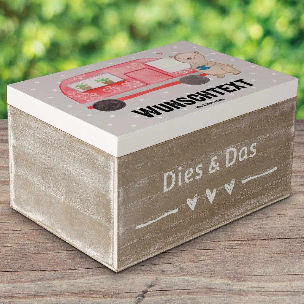 Personalisierte Holzkiste Bär Camper mit Namen, Geschenkbox Personalisiert, Truhe mit Namen, Schatulle mit Namen, Dekokiste mit Namen, Holzkiste Personalisiert, Erinnerungsbox Personalisiert, Dekokiste Personalisiert, Aufbewahrungsbox Personalisiert, Schatzkiste mit Namen, Erinnerungskiste Personalisiert, Erinnerungsbox mit Namen, Kiste Personalisiert, Schatulle Personalisiert, Truhe Personalisiert, Holzkiste mit Namen, Schatzkiste Personalisiert, GEschenkdose Personalisiert, Aufbewahrungsbox mit Namen, Kiste mit Namen, Geschenk, Schenken, Sport, Sportart, Hobby, Danke, Dankeschön, Auszeichnung, Gewinn, Sportler, Roadtrip, Campingplatz, Zelten, Campen, Wohnmobil, Camper, Urlaub