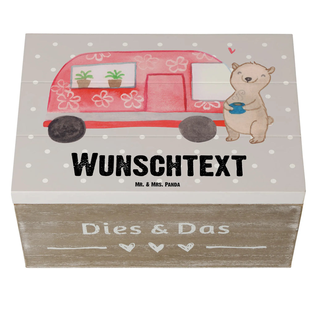 Personalisierte Holzkiste Bär Camper mit Namen, Geschenkbox Personalisiert, Truhe mit Namen, Schatulle mit Namen, Dekokiste mit Namen, Holzkiste Personalisiert, Erinnerungsbox Personalisiert, Dekokiste Personalisiert, Aufbewahrungsbox Personalisiert, Schatzkiste mit Namen, Erinnerungskiste Personalisiert, Erinnerungsbox mit Namen, Kiste Personalisiert, Schatulle Personalisiert, Truhe Personalisiert, Holzkiste mit Namen, Schatzkiste Personalisiert, GEschenkdose Personalisiert, Aufbewahrungsbox mit Namen, Kiste mit Namen, Geschenk, Schenken, Sport, Sportart, Hobby, Danke, Dankeschön, Auszeichnung, Gewinn, Sportler, Roadtrip, Campingplatz, Zelten, Campen, Wohnmobil, Camper, Urlaub