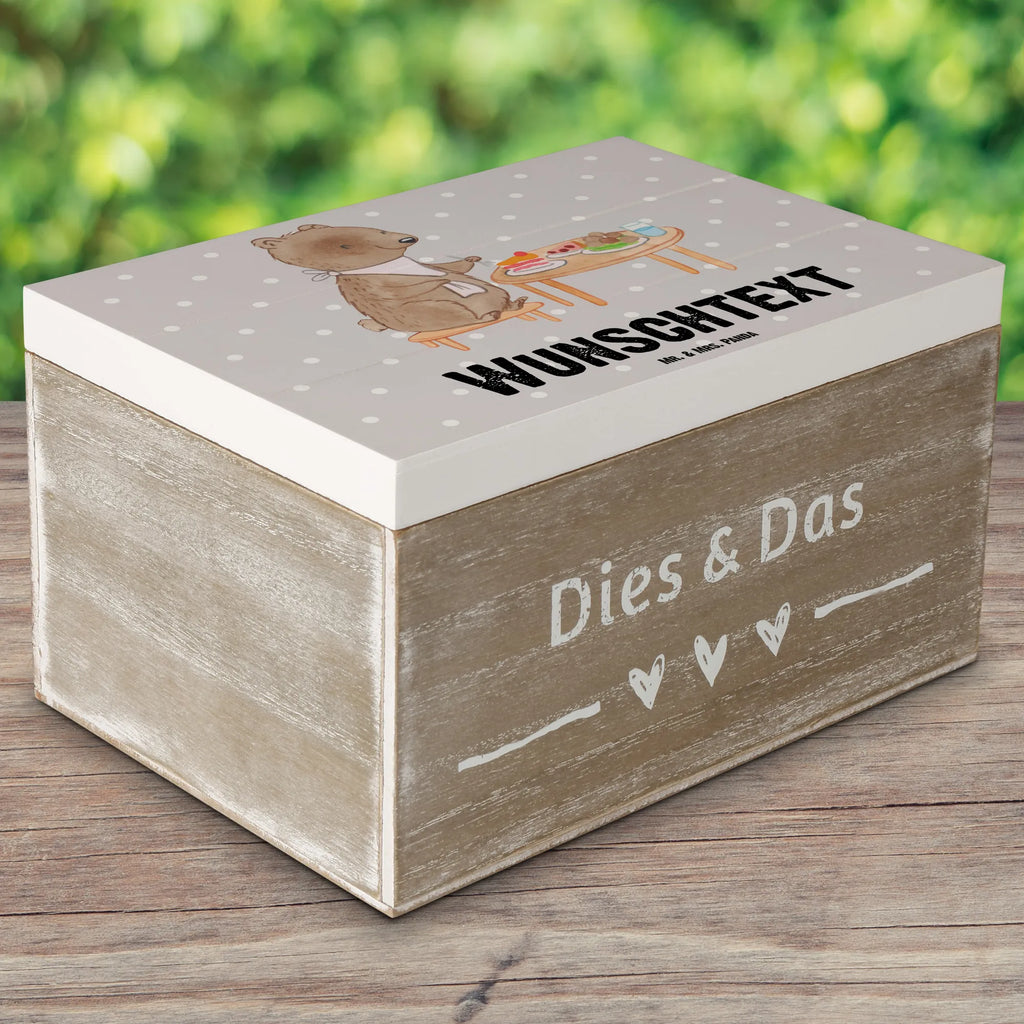 Personalisierte Holzkiste Bär Essen gehen Aufbewahrungsbox Personalisiert, Dekokiste mit Namen, Schatulle mit Namen, Geschenkbox Personalisiert, mit Namen, Kiste mit Namen, Holzkiste mit Namen, Aufbewahrungsbox mit Namen, GEschenkdose Personalisiert, Schatzkiste mit Namen, Erinnerungsbox Personalisiert, Schatzkiste Personalisiert, Erinnerungskiste Personalisiert, Kiste Personalisiert, Erinnerungsbox mit Namen, Schatulle Personalisiert, Holzkiste Personalisiert, Dekokiste Personalisiert, Truhe Personalisiert, Truhe mit Namen, Geschenk, Schenken, Sport, Sportart, Hobby, Danke, Dankeschön, Auszeichnung, Gewinn, Sportler, Restaurant, Essen gehen, Restaurantbesuch, Essen