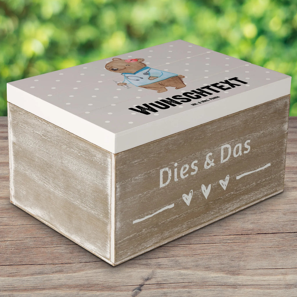 Personalisierte Holzkiste Krankenpflegehelferin Herz Aufbewahrungsbox Personalisiert, Kiste Personalisiert, Schatzkiste Personalisiert, Schatulle mit Namen, Schatulle Personalisiert, Truhe mit Namen, Dekokiste mit Namen, Truhe Personalisiert, Kiste mit Namen, Aufbewahrungsbox mit Namen, Holzkiste Personalisiert, Dekokiste Personalisiert, Holzkiste mit Namen, Geschenkbox Personalisiert, GEschenkdose Personalisiert, Erinnerungskiste Personalisiert, Erinnerungsbox Personalisiert, Schatzkiste mit Namen, Erinnerungsbox mit Namen, mit Namen, Beruf, Firma, Schenken, Mitarbeiter, Arbeitskollege, Danke, Kollegin, Geschenk, Kollege, Rente, Jubiläum, Abschied, Dankeschön, Ausbildung, Pflegehelferin, Krankenpflegehelferin, Pflegekraft