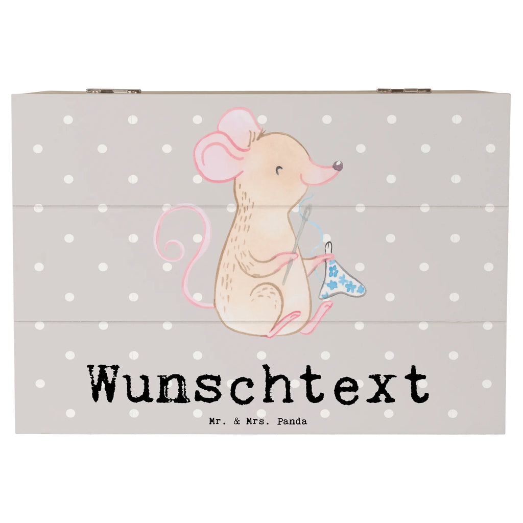 Personalisierte Holzkiste Maus Nähen GEschenkdose personalisiert, Aufbewahrungsbox Personalisiert, Schatulle Personalisiert, Truhe Personalisiert, Kiste Personalisiert, Holzkiste mit Namen, Erinnerungsbox Personalisiert, Schatzkiste mit Namen, mit Namen, Kiste mit Namen, Schatulle mit Namen, Aufbewahrungsbox mit Namen, Dekokiste mit Namen, Dekokiste Personalisiert, Geschenkbox personalisiert, Holzkiste Personalisiert, Erinnerungsbox mit Namen, Erinnerungskiste, Erinnerungskiste Personalisiert, Schatzkiste Personalisiert, Truhe mit Namen, Geschenk, Sport, Sportart, Hobby, Schenken, Danke, Dankeschön, Auszeichnung, Gewinn, Sportler, kreatives Hobby, DIY, Nähmaschine, Nähkurs, Nähen
