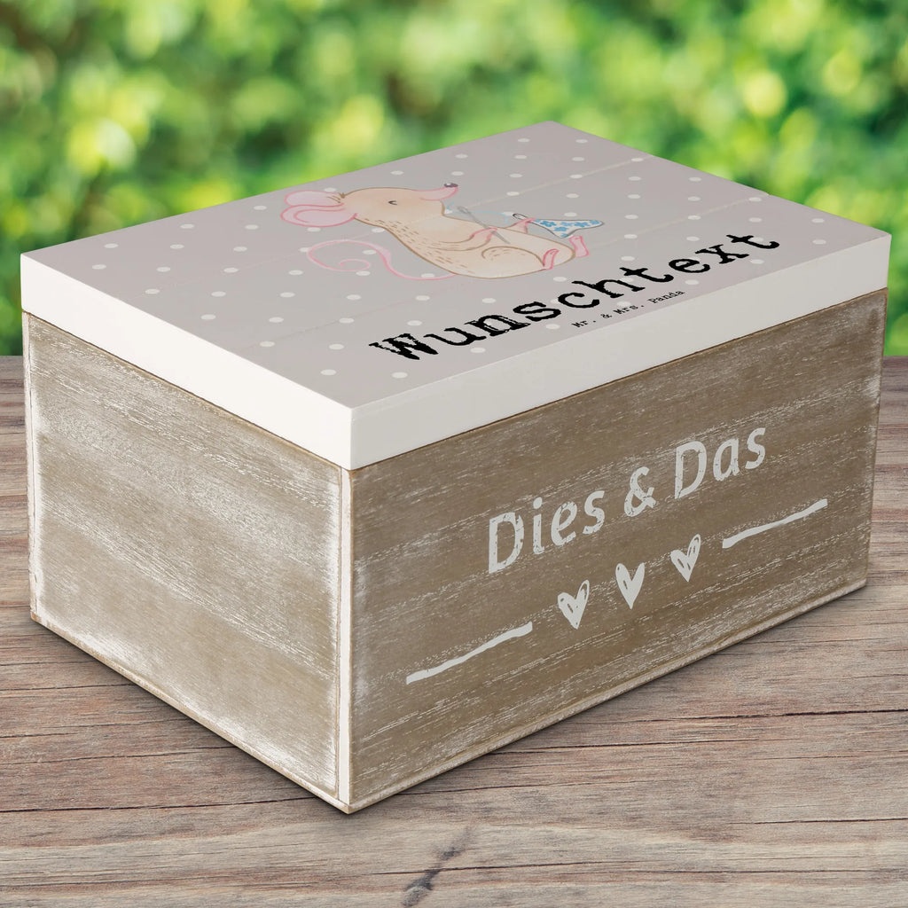 Personalisierte Holzkiste Maus Nähen GEschenkdose personalisiert, Aufbewahrungsbox Personalisiert, Schatulle Personalisiert, Truhe Personalisiert, Kiste Personalisiert, Holzkiste mit Namen, Erinnerungsbox Personalisiert, Schatzkiste mit Namen, mit Namen, Kiste mit Namen, Schatulle mit Namen, Aufbewahrungsbox mit Namen, Dekokiste mit Namen, Dekokiste Personalisiert, Geschenkbox personalisiert, Holzkiste Personalisiert, Erinnerungsbox mit Namen, Erinnerungskiste, Erinnerungskiste Personalisiert, Schatzkiste Personalisiert, Truhe mit Namen, Geschenk, Sport, Sportart, Hobby, Schenken, Danke, Dankeschön, Auszeichnung, Gewinn, Sportler, kreatives Hobby, DIY, Nähmaschine, Nähkurs, Nähen